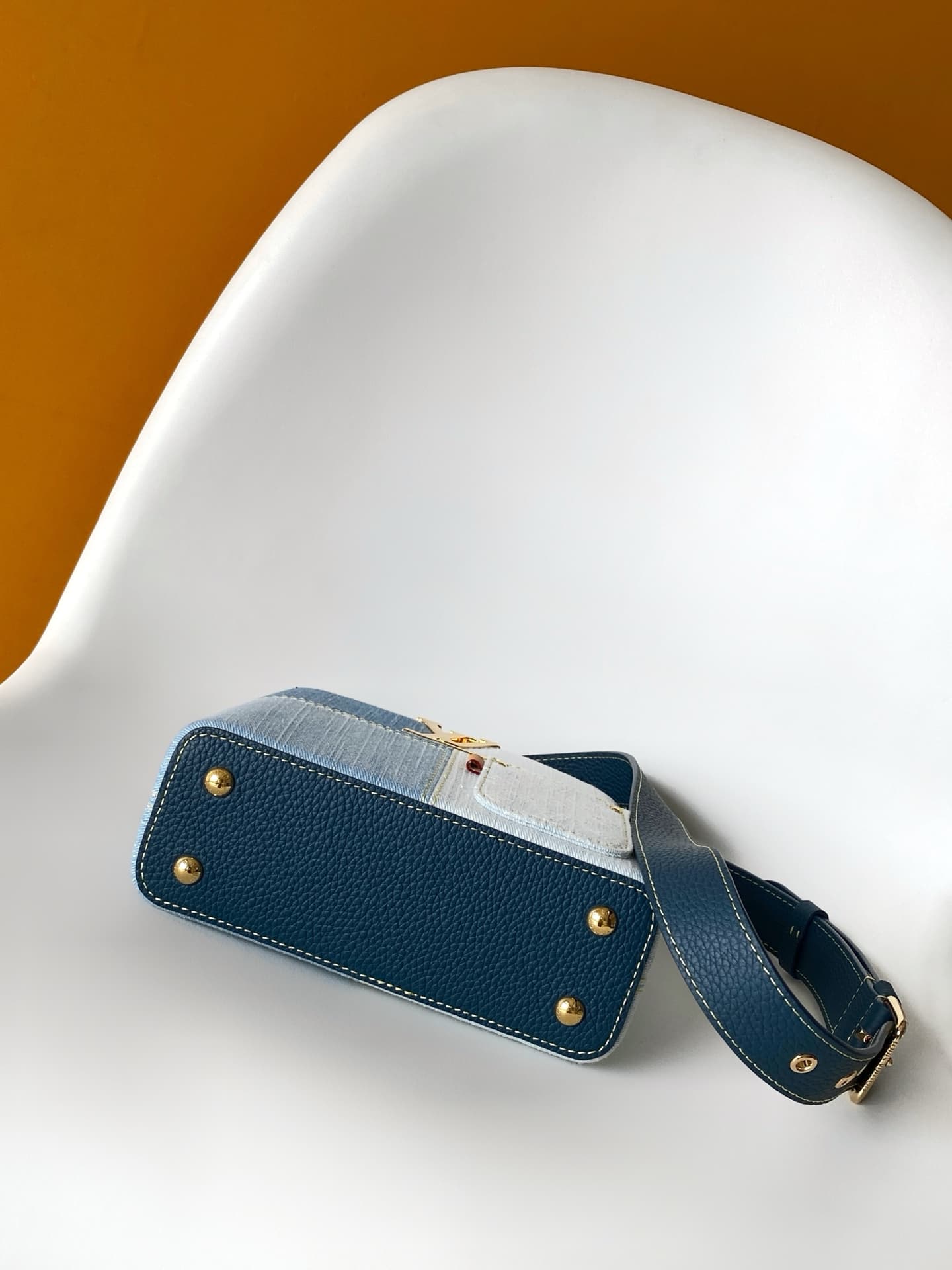 C5265 💰M27302 – Premium original style. The Capucines BB handbag features a denim material, reflecting contemporary fashion trends; its unique color-blocked design is distinctive. The bag comes with Taurillon leather handles, a flip cover, and a detachabl — image 4
