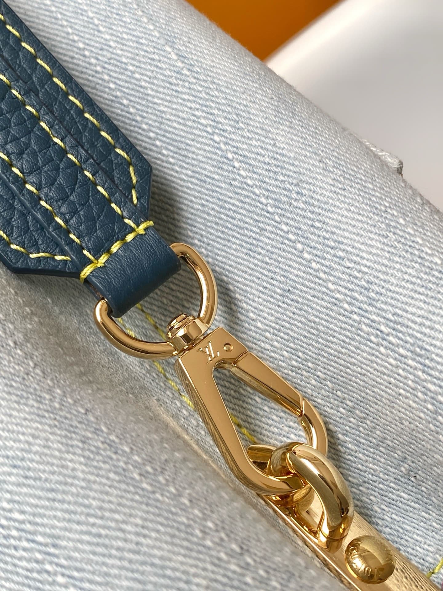 C5264 💰M27302 – Premium original style. The Capucines BB handbag features a denim material, reflecting contemporary fashion trends; its unique color-blocked design is truly distinctive. The bag comes with Taurillon leather handles, a flap closure, and a d — image 6