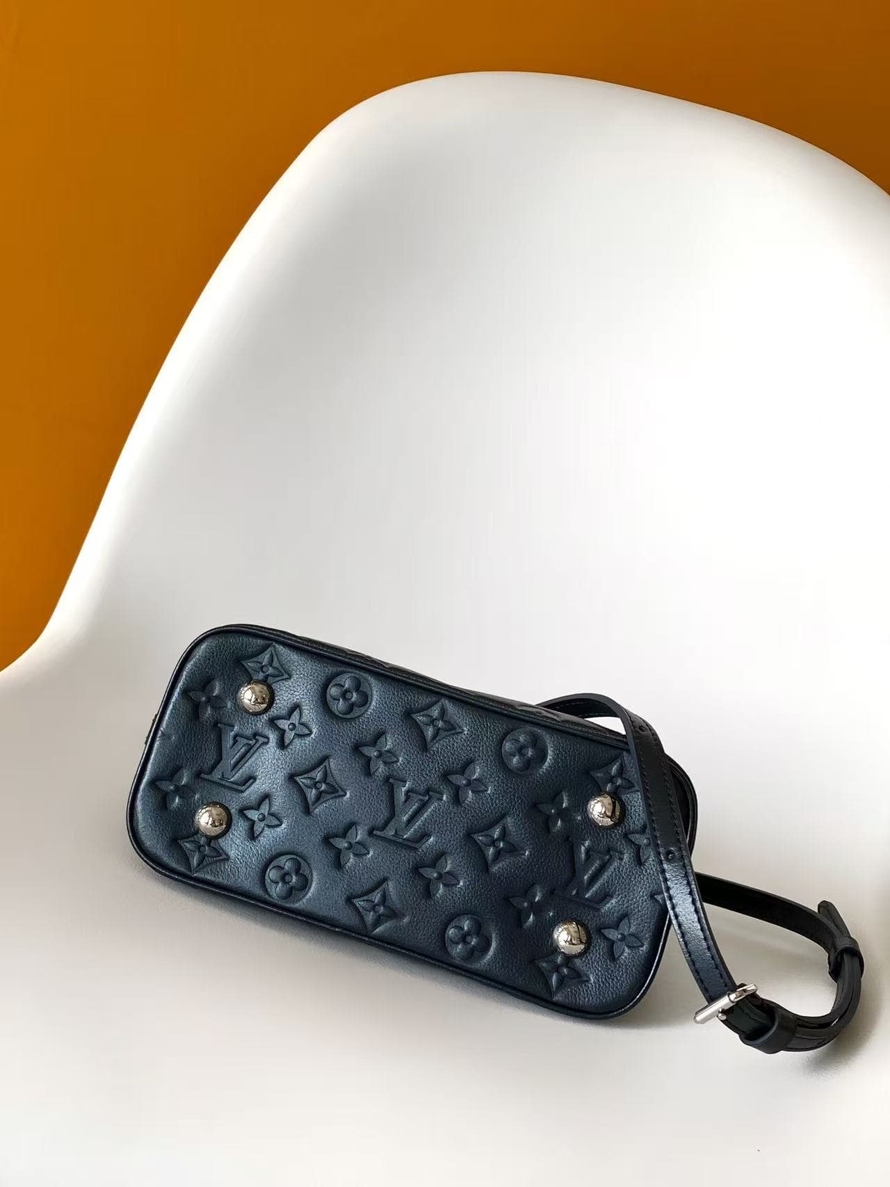 C5268 💰 Top-quality original M26686 model, pearl-blue color. This LV Ski version of the Alma BB bag is inspired by the magic of winter nights, featuring the exclusive shiny tones of this season. Made from Monogram Empreinte leather with a rainbow-colored  — image 4