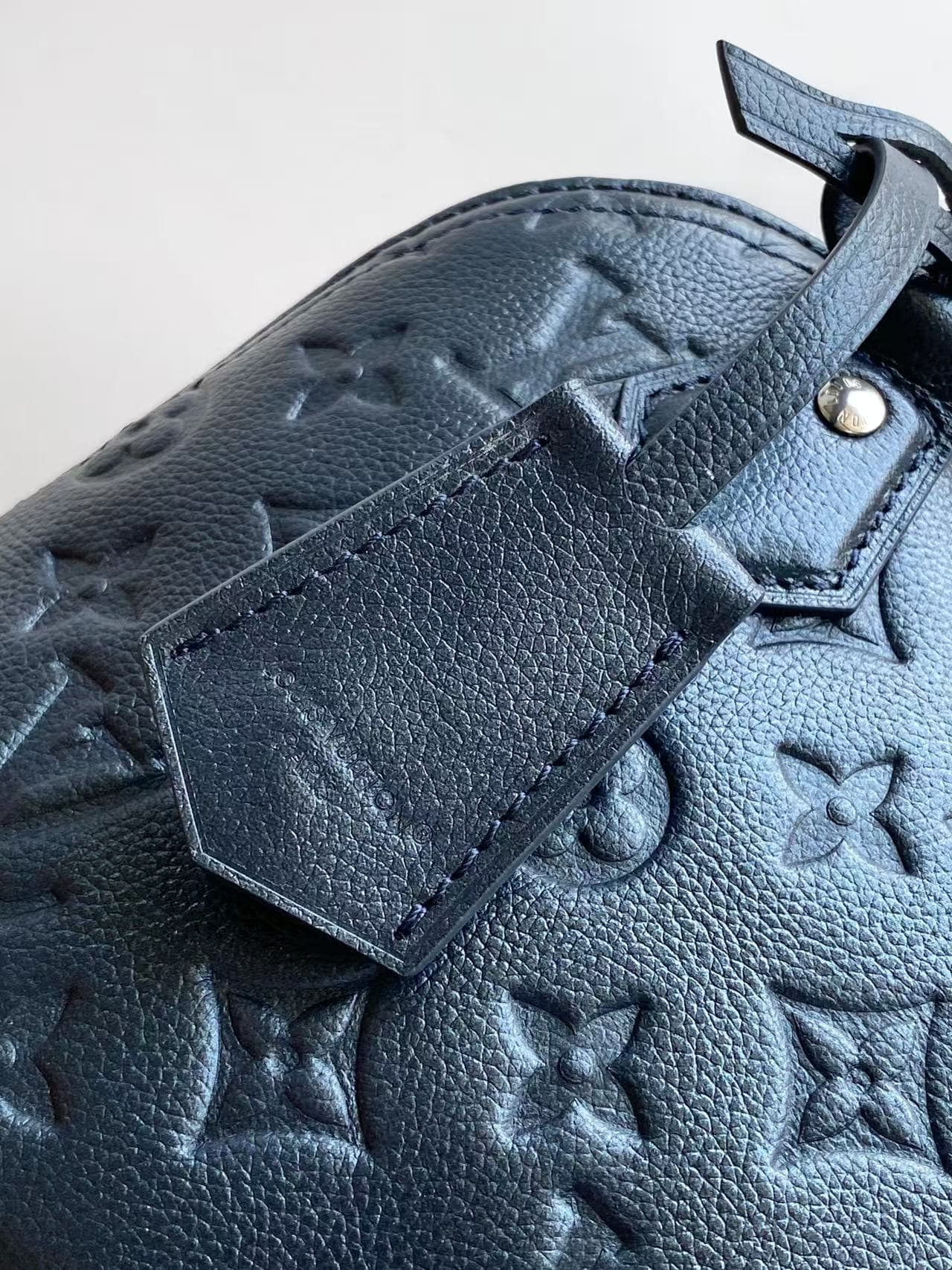C5268 💰 Top-quality original M26686 model, pearl-blue color. This LV Ski version of the Alma BB bag is inspired by the magic of winter nights, featuring the exclusive shiny tones of this season. Made from Monogram Empreinte leather with a rainbow-colored  — image 6