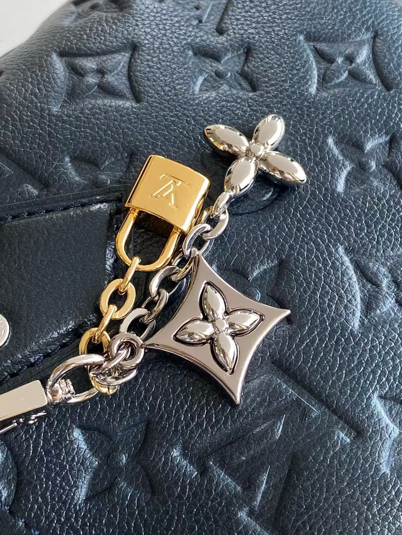 C5268 💰 Top-quality original M26686 model, pearl-blue color. This LV Ski version of the Alma BB bag is inspired by the magic of winter nights, featuring the exclusive shiny tones of this season. Made from Monogram Empreinte leather with a rainbow-colored  — image 7