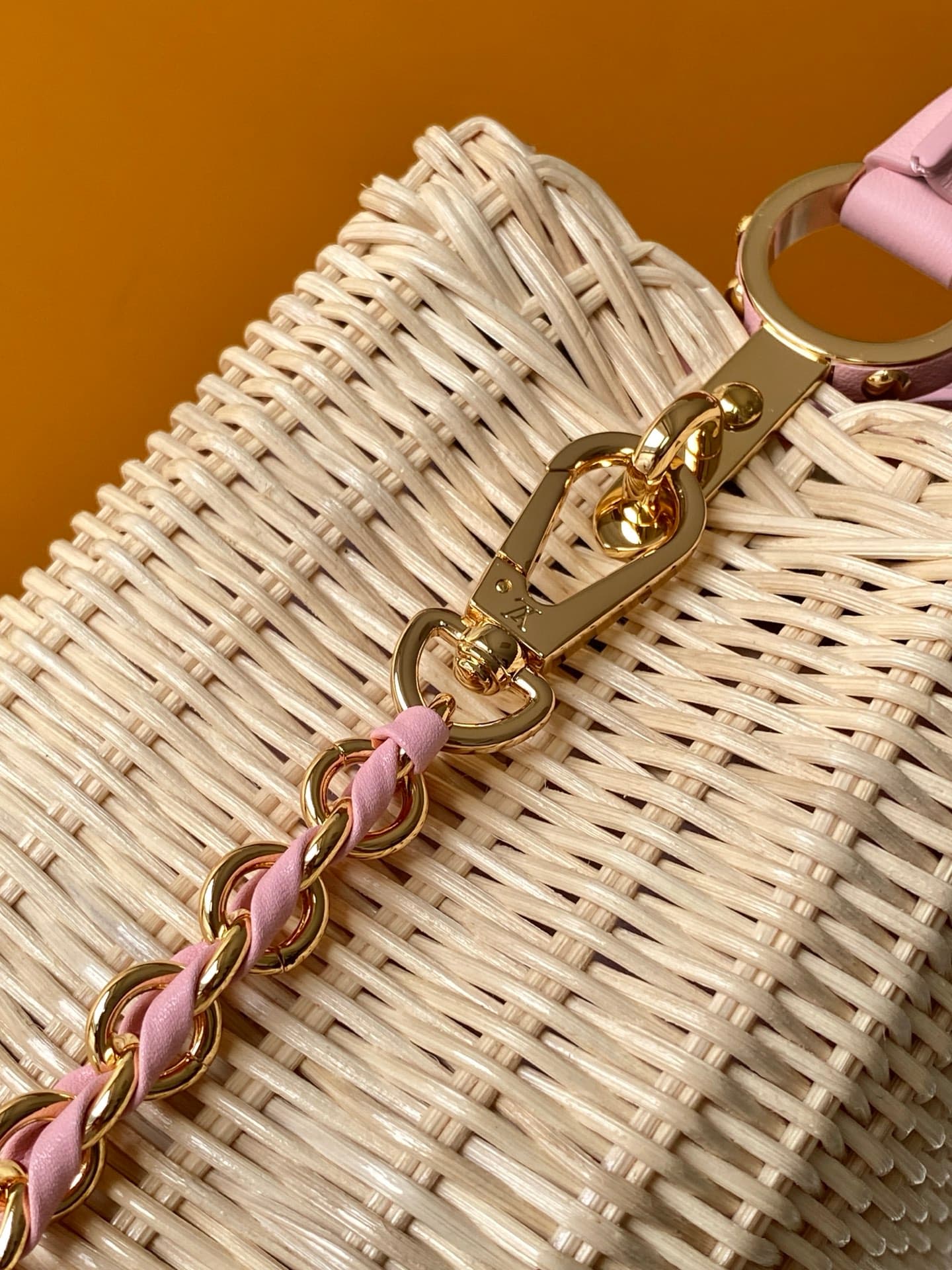 C5214 💰M28548 pink color; M29501 blue color; M28775 new brown color – premium original style. This Capucines mini handbag belongs to the Rattan collection. It features a snap closure and the Louis Vuitton Monogram pattern, creating a unique design for the — image 6