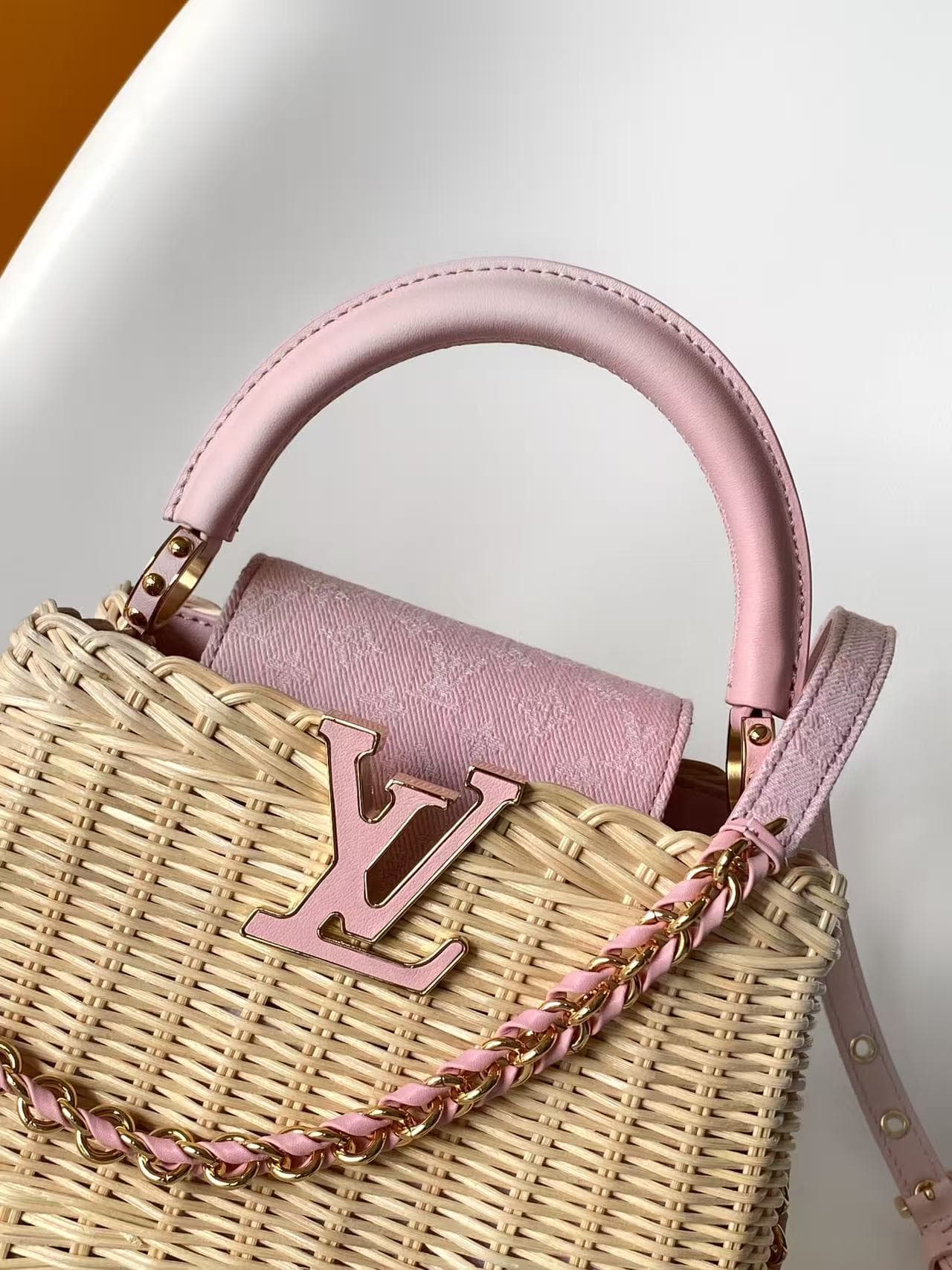 C5214 💰M28548 pink color; M29501 blue color; M28775 new brown color – premium original style. This Capucines mini handbag belongs to the Rattan collection. It features a snap closure and the Louis Vuitton Monogram pattern, creating a unique design for the — image 5