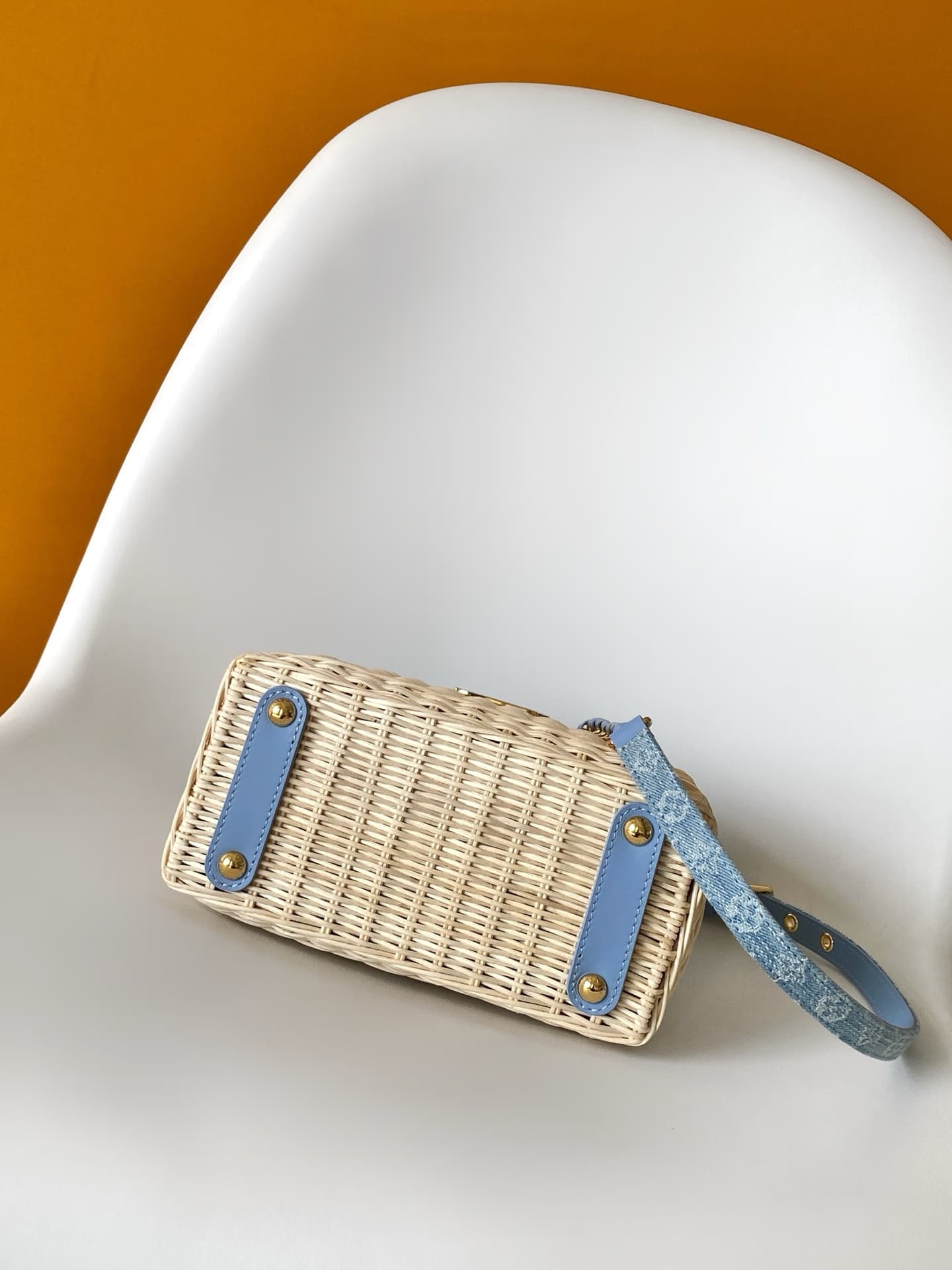 C5213 💰M28548 pink color; M29501 blue color; M28775 new brown color – premium original brand. This Capucines mini handbag belongs to the Rattan collection. It features a flap closure and the Louis Vuitton Monogram pattern, creating a unique design for the — image 4
