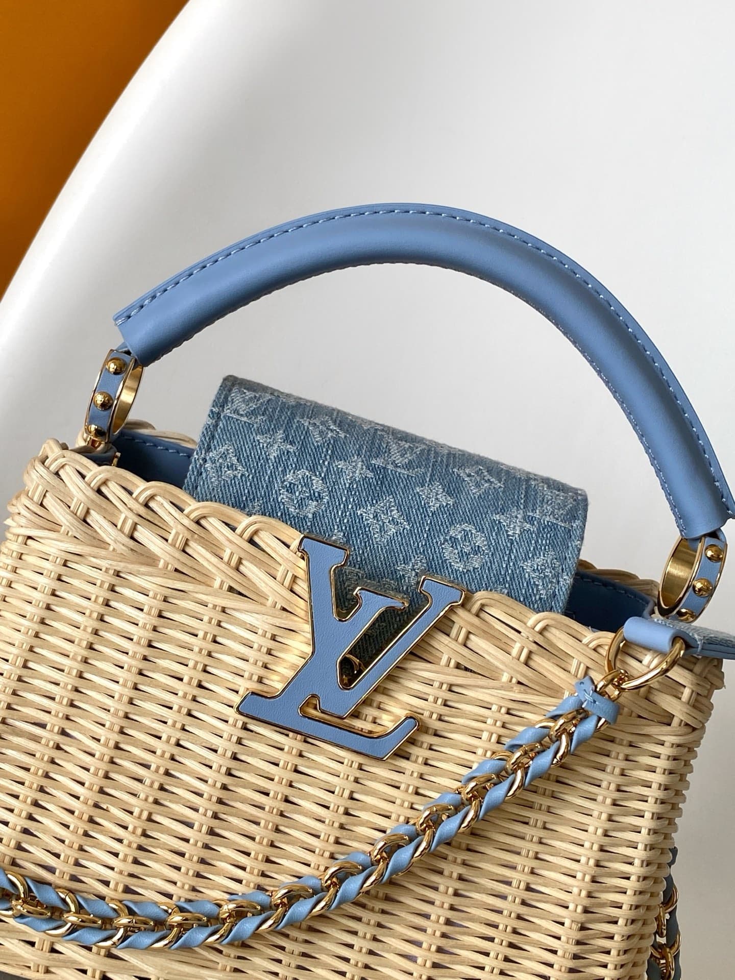 C5213 💰M28548 pink color; M29501 blue color; M28775 new brown color – premium original brand. This Capucines mini handbag belongs to the Rattan collection. It features a flap closure and the Louis Vuitton Monogram pattern, creating a unique design for the — image 5