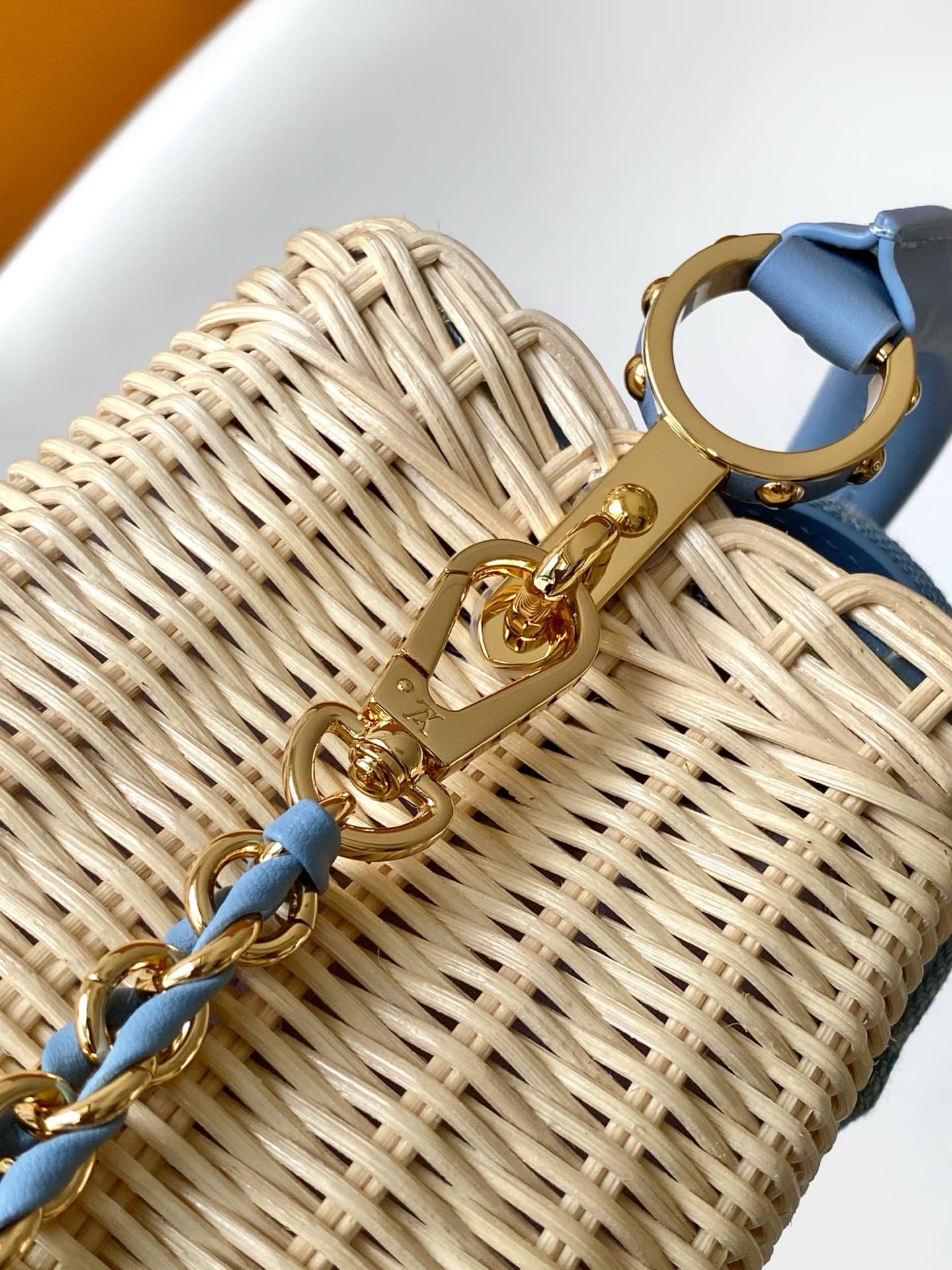 C5213 💰M28548 pink color; M29501 blue color; M28775 new brown color – premium original brand. This Capucines mini handbag belongs to the Rattan collection. It features a flap closure and the Louis Vuitton Monogram pattern, creating a unique design for the — image 6