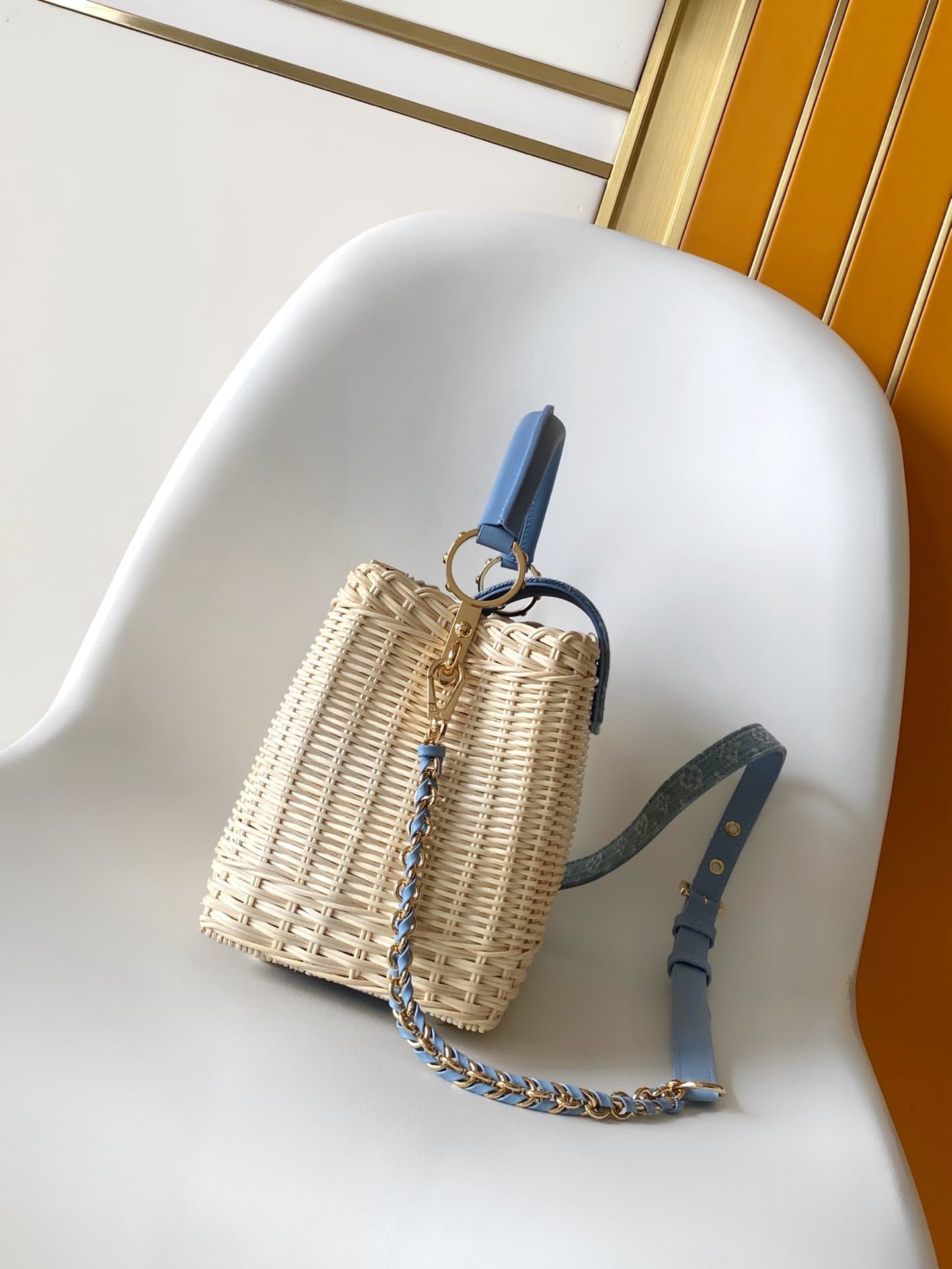 C5212 💰M28548 pink color M29501 blue color M28775 new brown color M28542 large-sized special-grade original style. This Capucines mini handbag belongs to the Rattan collection. It features a flap closure and a Louis Vuitton Monogram pattern, creating a un — image 2