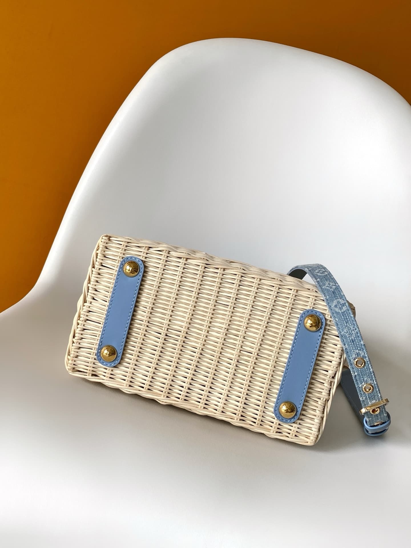 C5212 💰M28548 pink color M29501 blue color M28775 new brown color M28542 large-sized special-grade original style. This Capucines mini handbag belongs to the Rattan collection. It features a flap closure and a Louis Vuitton Monogram pattern, creating a un — image 4