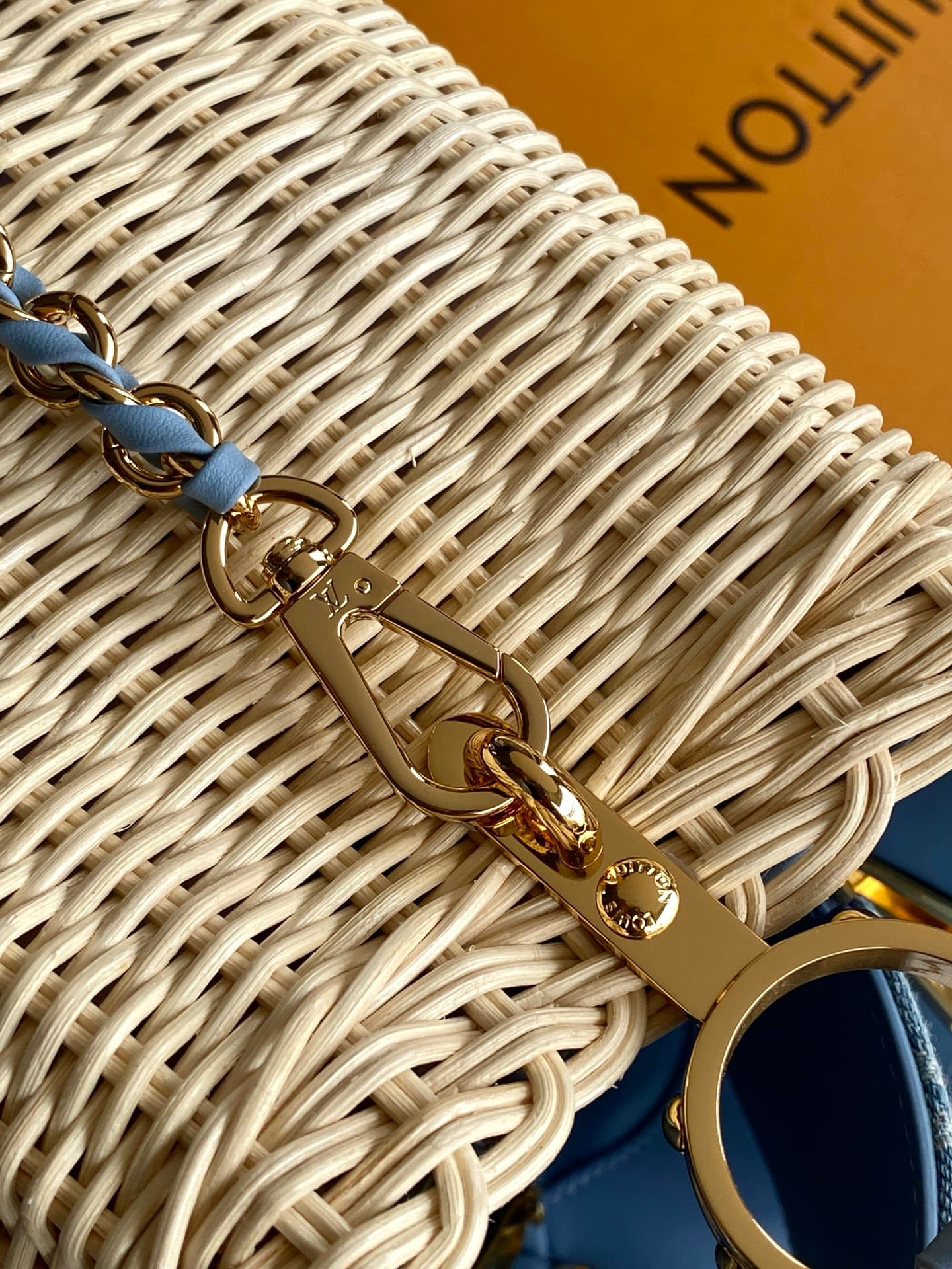 C5212 💰M28548 pink color M29501 blue color M28775 new brown color M28542 large-sized special-grade original style. This Capucines mini handbag belongs to the Rattan collection. It features a flap closure and a Louis Vuitton Monogram pattern, creating a un — image 7