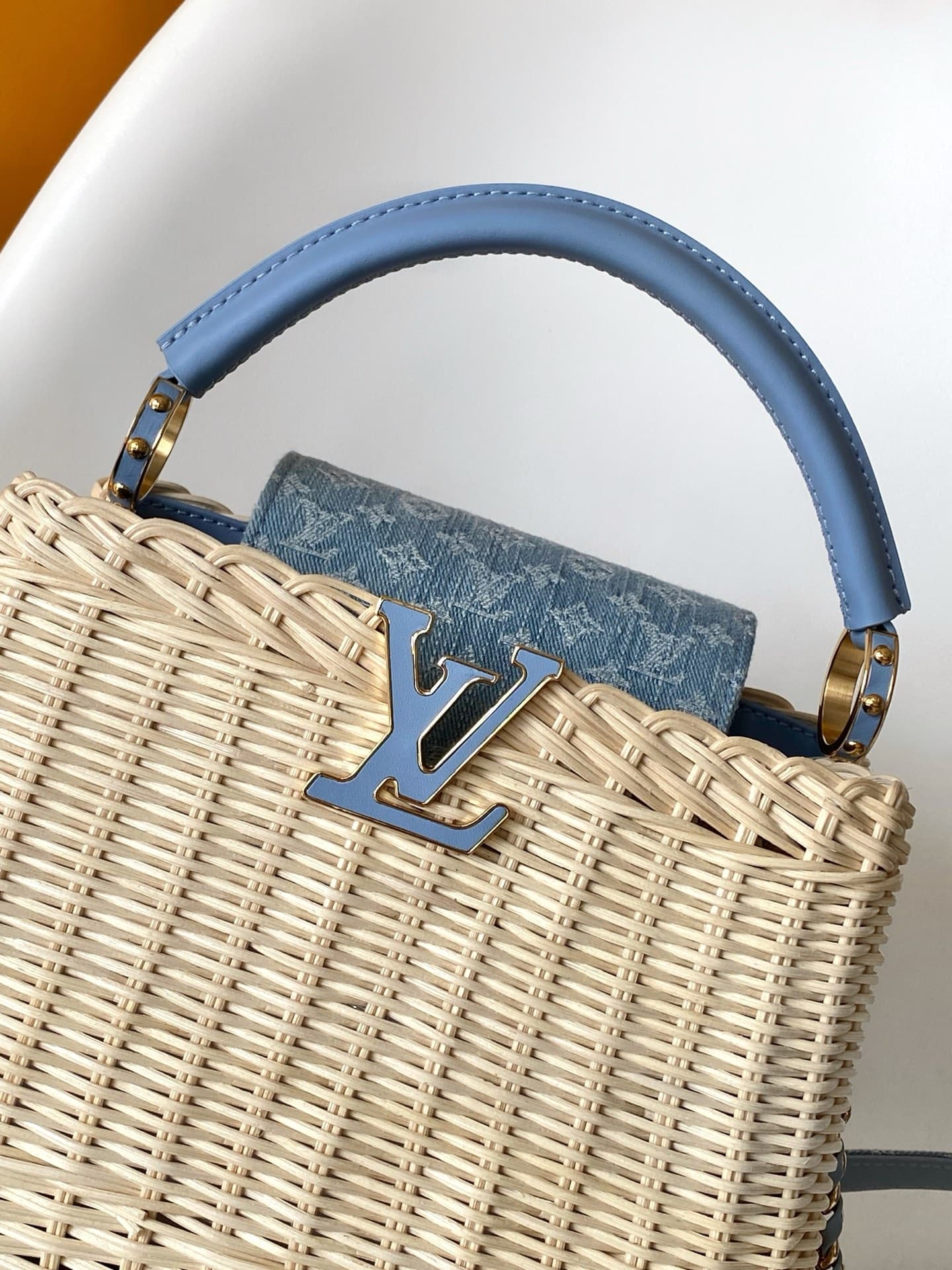 C5212 💰M28548 pink color M29501 blue color M28775 new brown color M28542 large-sized special-grade original style. This Capucines mini handbag belongs to the Rattan collection. It features a flap closure and a Louis Vuitton Monogram pattern, creating a un — image 5