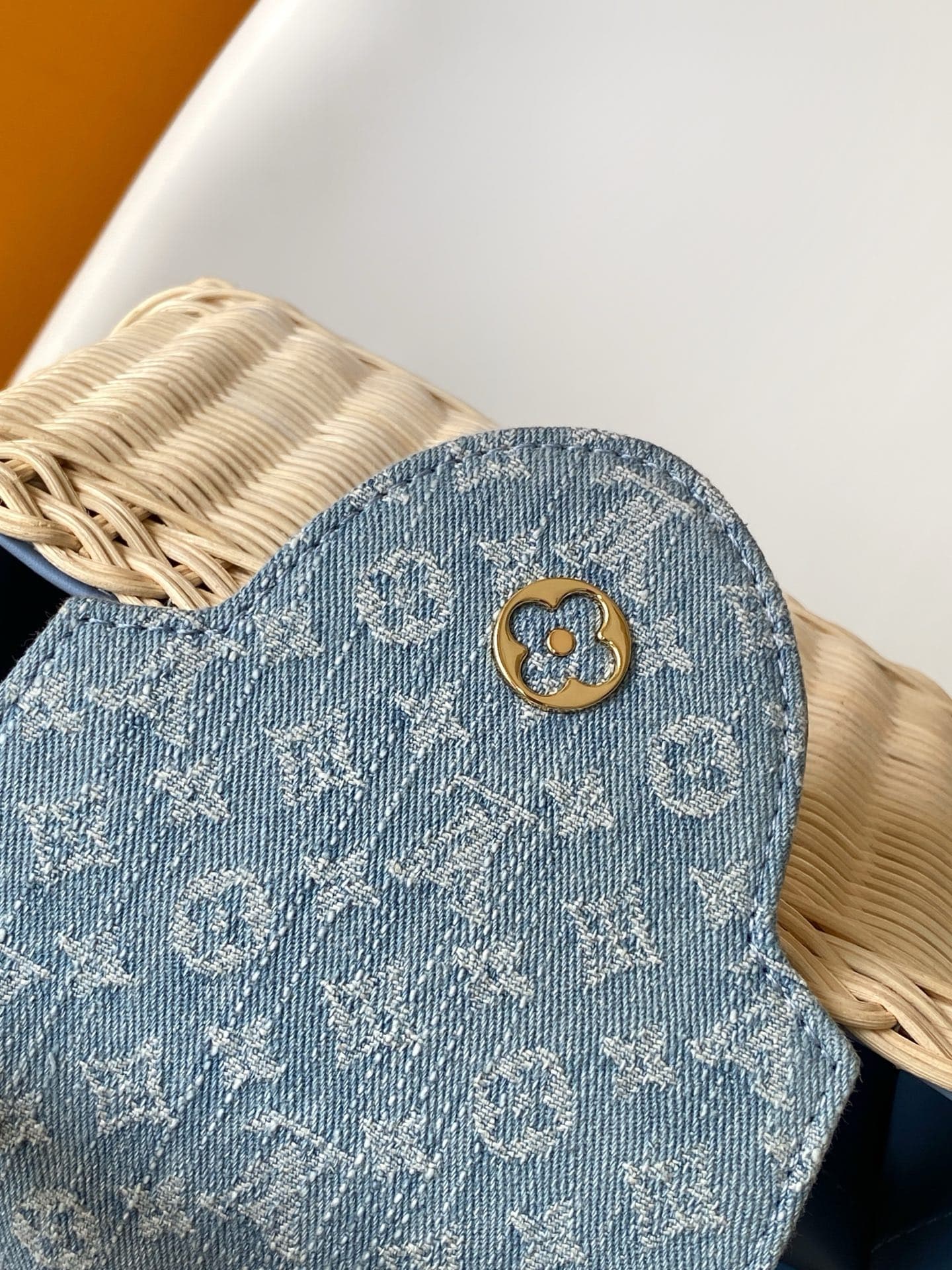 C5212 💰M28548 pink color M29501 blue color M28775 new brown color M28542 large-sized special-grade original style. This Capucines mini handbag belongs to the Rattan collection. It features a flap closure and a Louis Vuitton Monogram pattern, creating a un — image 6