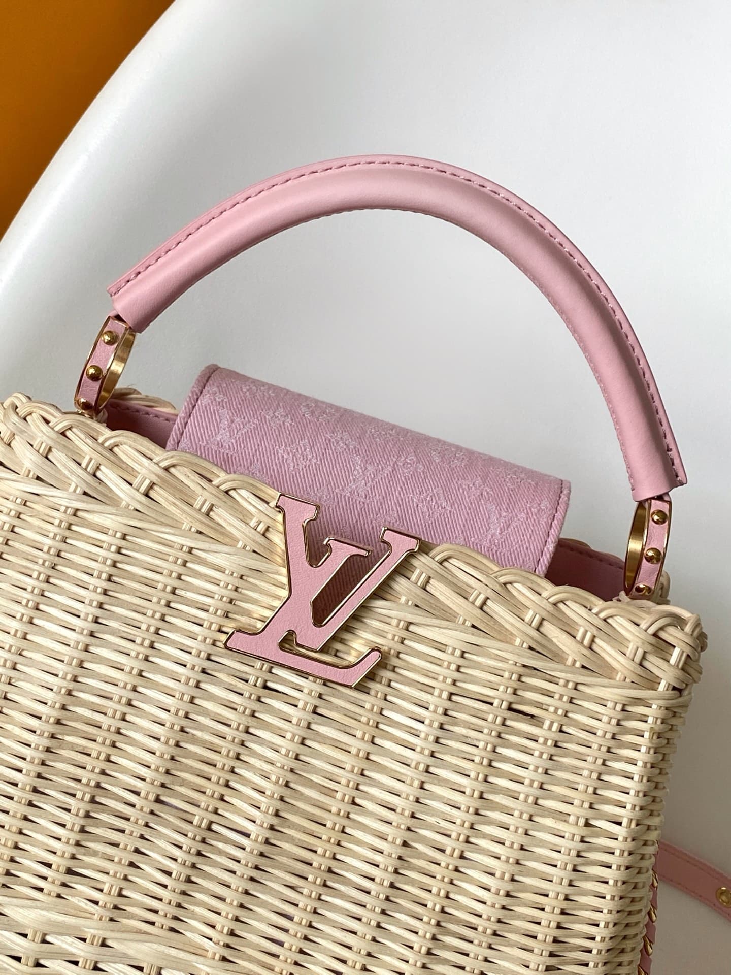 C5215 💰M28548 pink M29501 blue M28775 new brown M28542 new large brown premium original. This Capucines mini handbag belongs to the Rattan collection. It features a snap closure and the Louis Vuitton Monogram pattern, creating a unique design for the seas — image 5