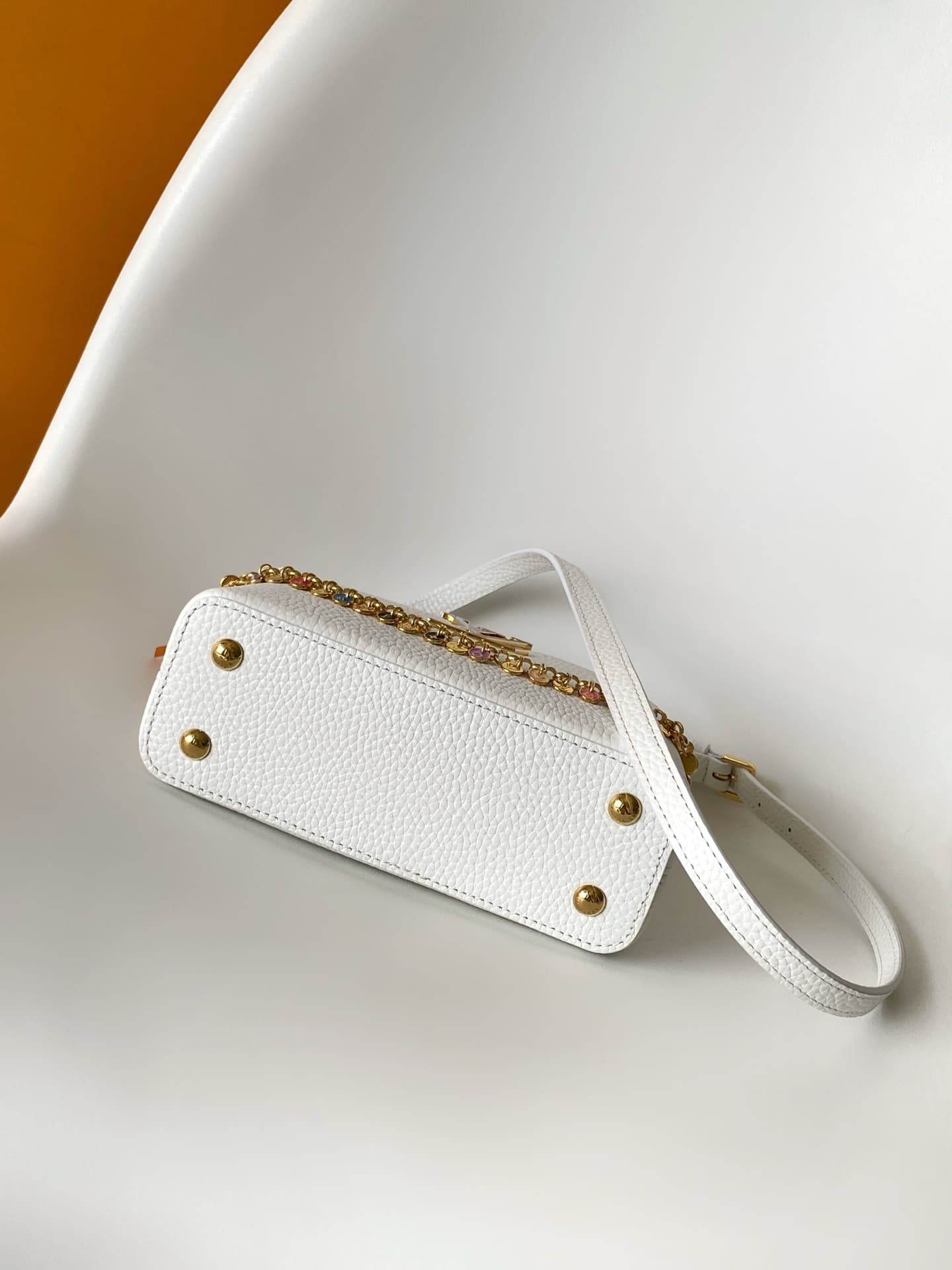 C5300 💰M28200 White M28304 Red M28245 Sand color M28198 Horizontal mint green M28197 Black premium original dynamic 163 This model Capucines mini handbag comes from the LV Confetti collection. It features elegant Taurillon leather in two different styles, — image 4