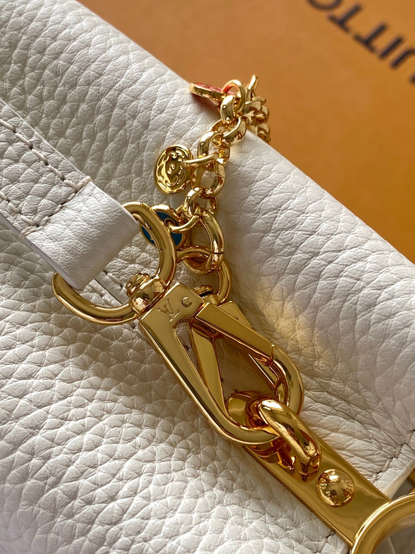 C5300 💰M28200 White M28304 Red M28245 Sand color M28198 Horizontal mint green M28197 Black premium original dynamic 163 This model Capucines mini handbag comes from the LV Confetti collection. It features elegant Taurillon leather in two different styles, — image 7