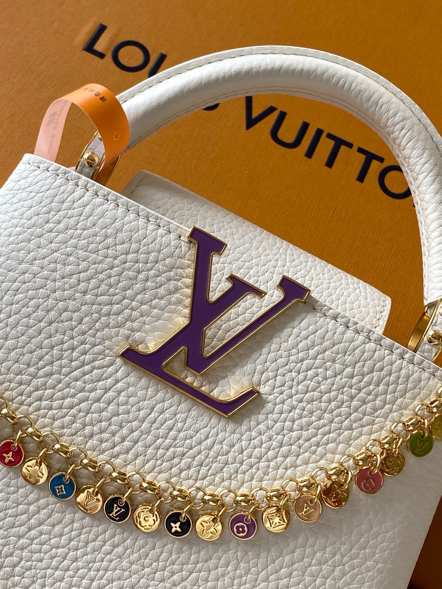 C5300 💰M28200 White M28304 Red M28245 Sand color M28198 Horizontal mint green M28197 Black premium original dynamic 163 This model Capucines mini handbag comes from the LV Confetti collection. It features elegant Taurillon leather in two different styles, — image 5