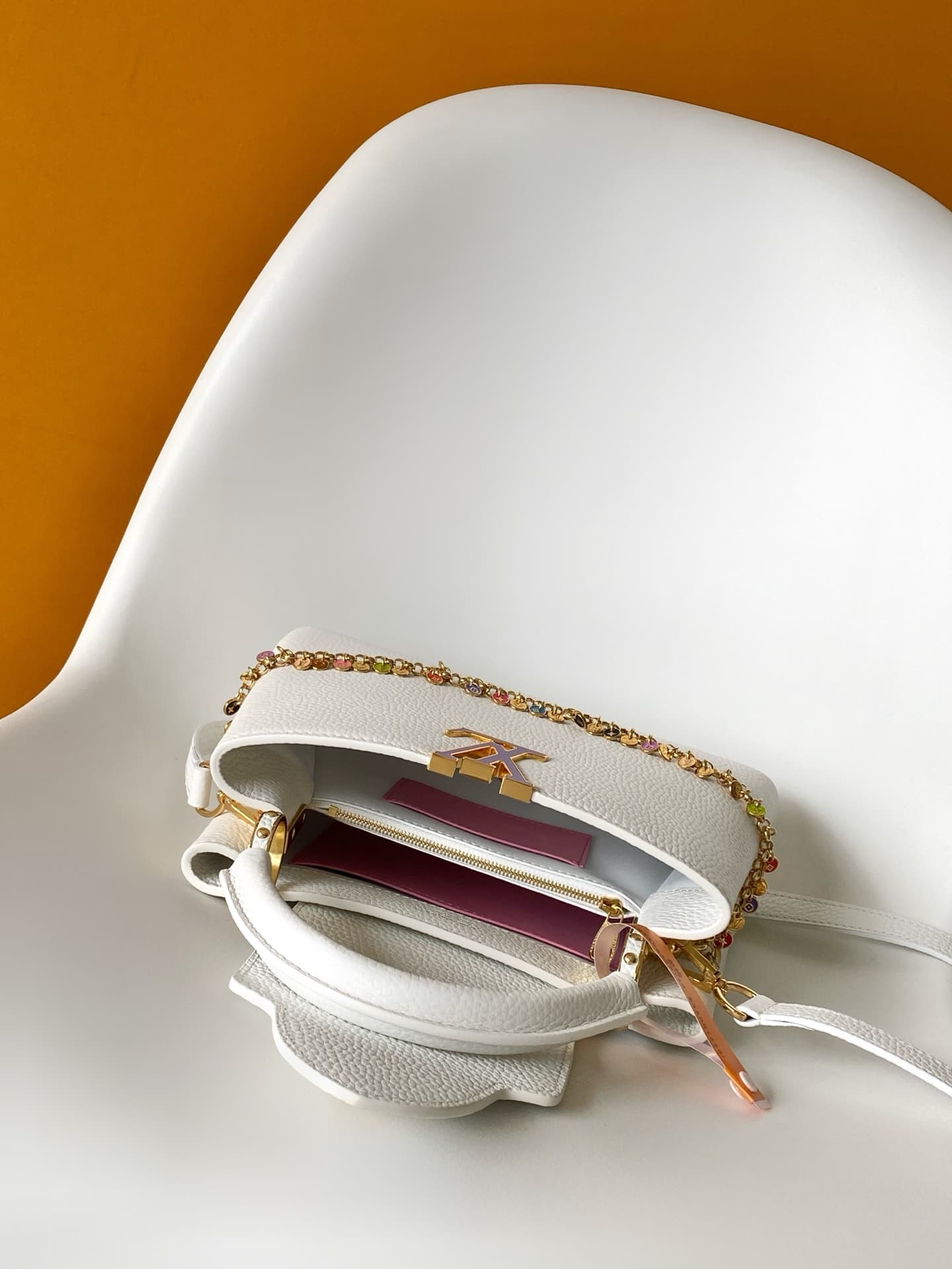 C5299 💰M28200 White M28304 Red M28245 Sand color M28198 Horizontal mint green M28197 Black premium original dynamic 163 This model: Capucines mini handbag comes from the LV Confetti collection. Made from light-colored Taurillon leather, it features two di — image 8