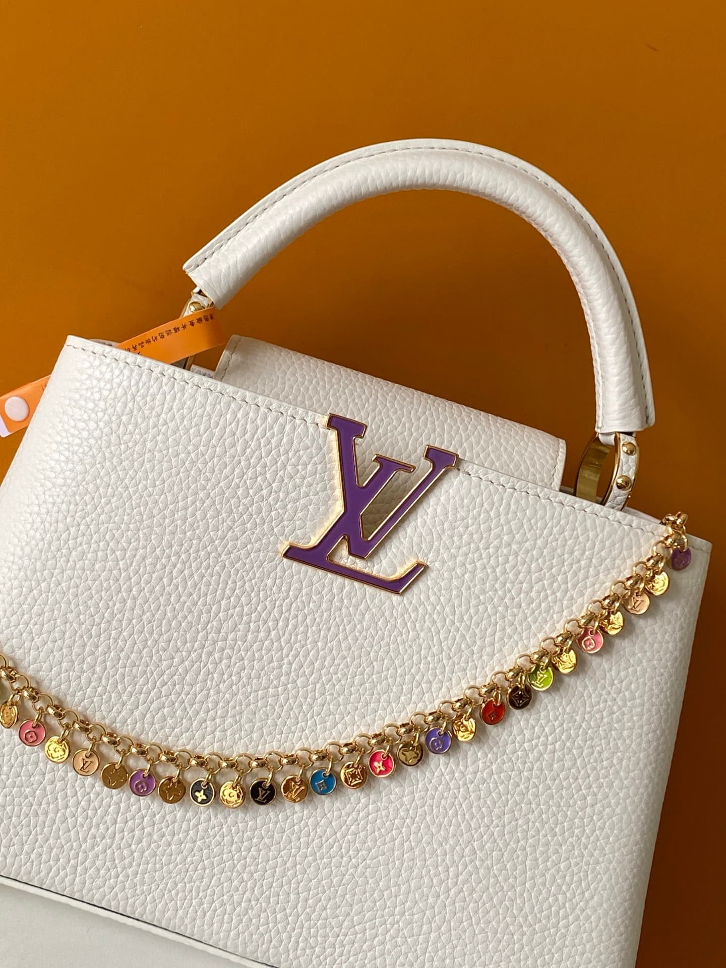 C5299 💰M28200 White M28304 Red M28245 Sand color M28198 Horizontal mint green M28197 Black premium original dynamic 163 This model: Capucines mini handbag comes from the LV Confetti collection. Made from light-colored Taurillon leather, it features two di — image 5