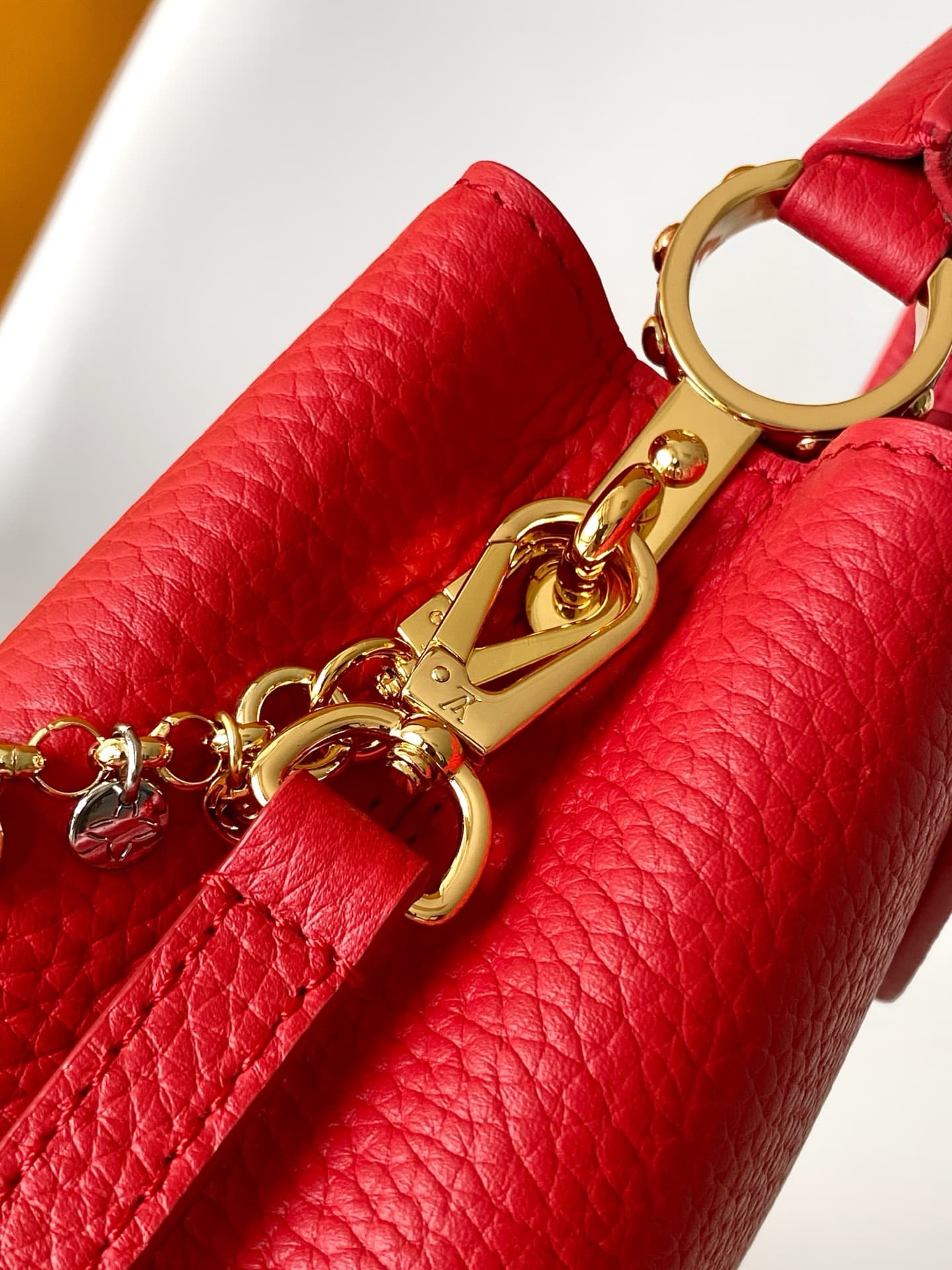 C5298 💰M28200 White M28304 Red M28245 Sand color M28198 Horizontal mint green M28197 Black premium original dynamic style 163 This model: Capucines mini handbag comes from the LV Confetti collection. It features elegant Taurillon leather in two different  — image 7