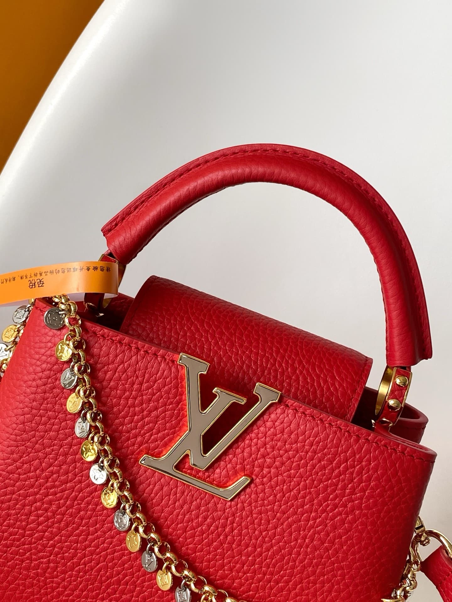 C5298 💰M28200 White M28304 Red M28245 Sand color M28198 Horizontal mint green M28197 Black premium original dynamic style 163 This model: Capucines mini handbag comes from the LV Confetti collection. It features elegant Taurillon leather in two different  — image 5