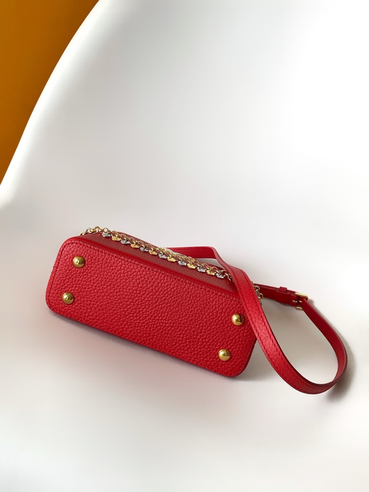 C5298 💰M28200 White M28304 Red M28245 Sand color M28198 Horizontal mint green M28197 Black premium original dynamic style 163 This model: Capucines mini handbag comes from the LV Confetti collection. It features elegant Taurillon leather in two different  — image 4