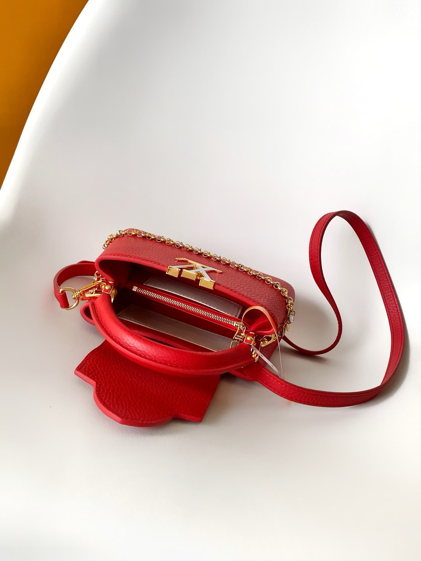 C5298 💰M28200 White M28304 Red M28245 Sand color M28198 Horizontal mint green M28197 Black premium original dynamic style 163 This model: Capucines mini handbag comes from the LV Confetti collection. It features elegant Taurillon leather in two different  — image 8