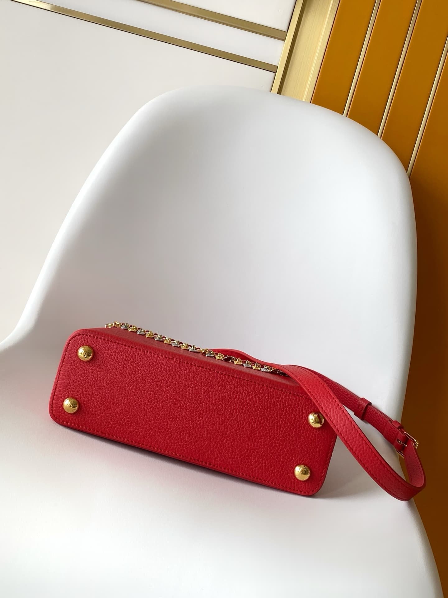 C5297 💰M28200 White M28304 Red M28245 Sand color M28198 Horizontal mint green M28197 Black premium original dynamic style 163 This model: Capucines mini handbag comes from the LV Confetti collection. Made from elegant Taurillon leather, it offers two styl — image 4