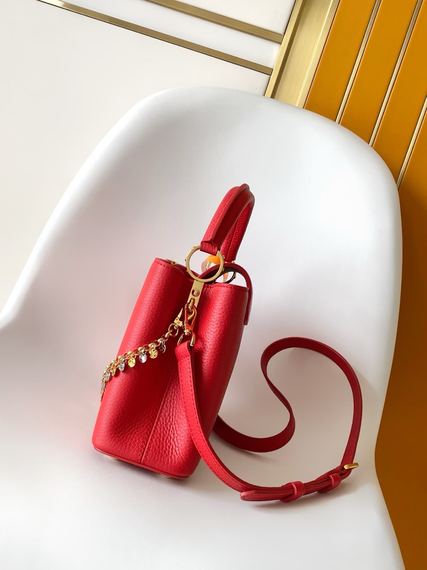 C5297 💰M28200 White M28304 Red M28245 Sand color M28198 Horizontal mint green M28197 Black premium original dynamic style 163 This model: Capucines mini handbag comes from the LV Confetti collection. Made from elegant Taurillon leather, it offers two styl — image 2
