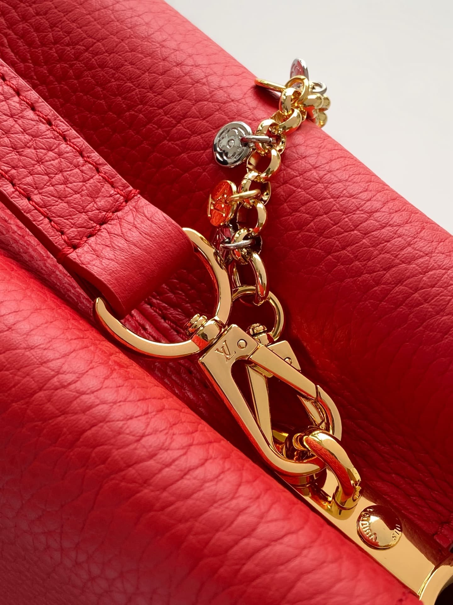 C5297 💰M28200 White M28304 Red M28245 Sand color M28198 Horizontal mint green M28197 Black premium original dynamic style 163 This model: Capucines mini handbag comes from the LV Confetti collection. Made from elegant Taurillon leather, it offers two styl — image 7