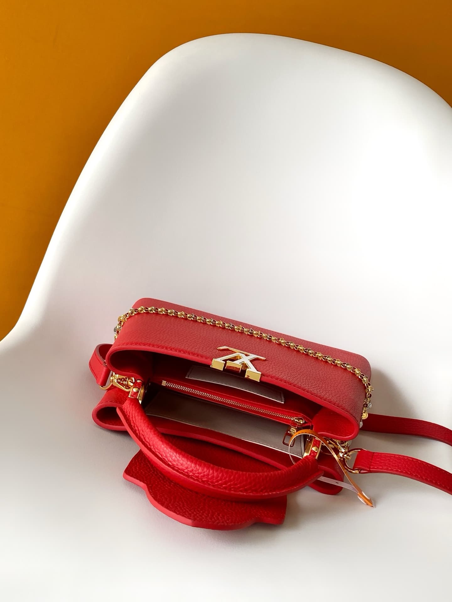 C5297 💰M28200 White M28304 Red M28245 Sand color M28198 Horizontal mint green M28197 Black premium original dynamic style 163 This model: Capucines mini handbag comes from the LV Confetti collection. Made from elegant Taurillon leather, it offers two styl — image 8