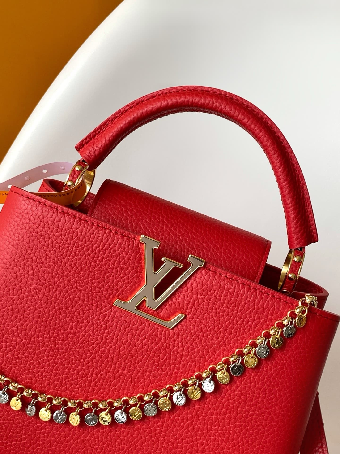 C5297 💰M28200 White M28304 Red M28245 Sand color M28198 Horizontal mint green M28197 Black premium original dynamic style 163 This model: Capucines mini handbag comes from the LV Confetti collection. Made from elegant Taurillon leather, it offers two styl — image 5