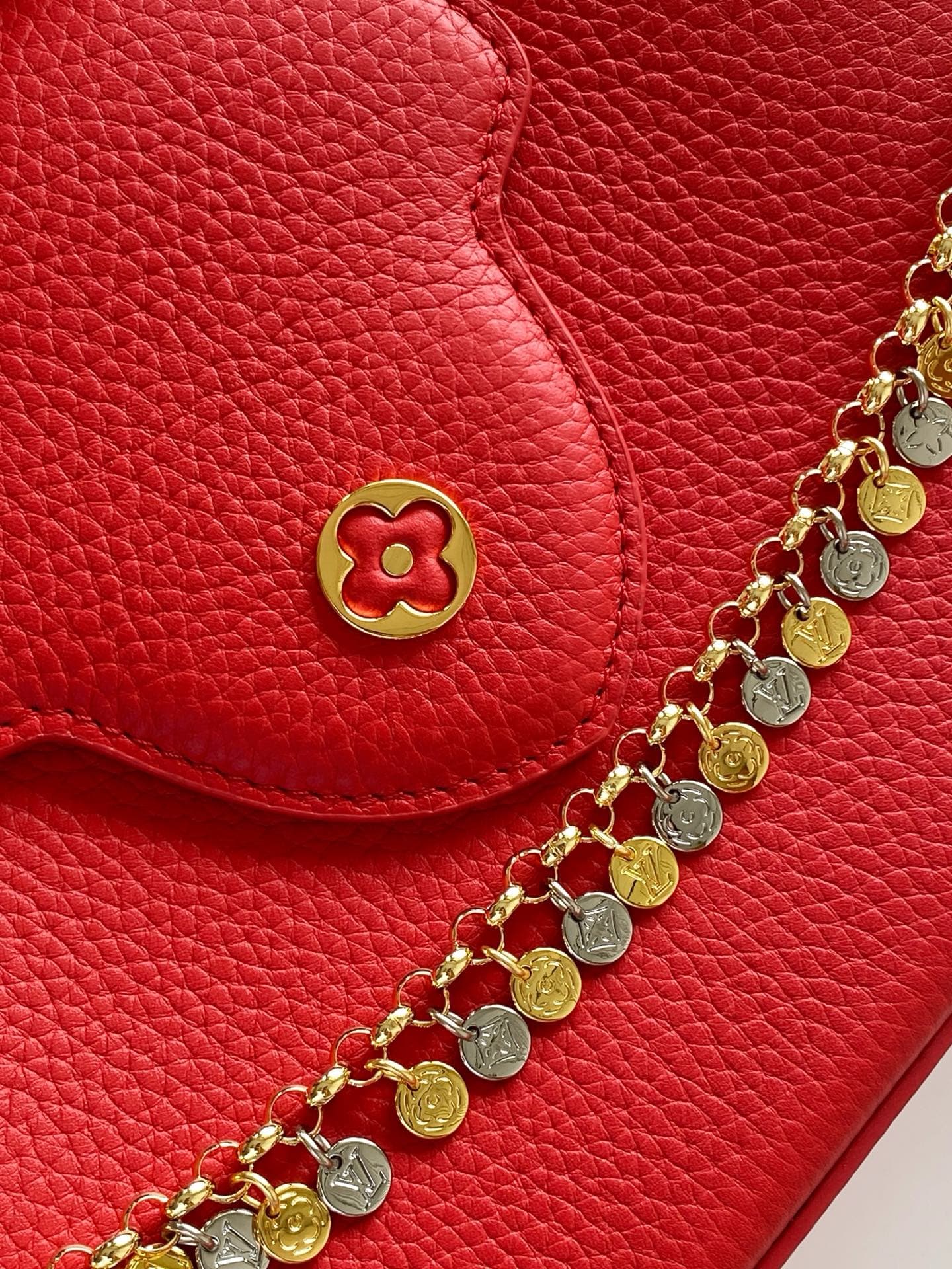 C5297 💰M28200 White M28304 Red M28245 Sand color M28198 Horizontal mint green M28197 Black premium original dynamic style 163 This model: Capucines mini handbag comes from the LV Confetti collection. Made from elegant Taurillon leather, it offers two styl — image 6