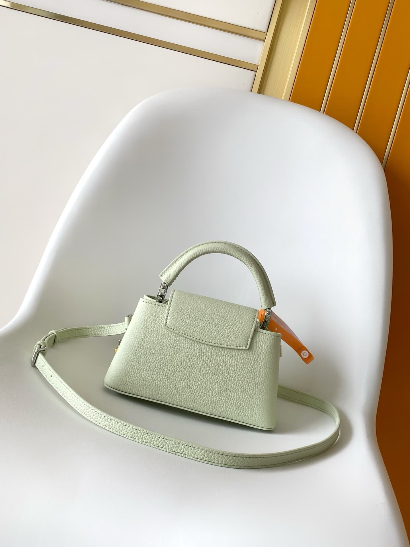 C5296 💰M28200 White M28304 Red M28245 Sand color M28198 Horizontal mint green M28197 Black premium original dynamic 163 This model Capucines mini handbag comes from the LV Confetti collection. Made from elegant Taurillon leather, it offers two stylish opt — image 3