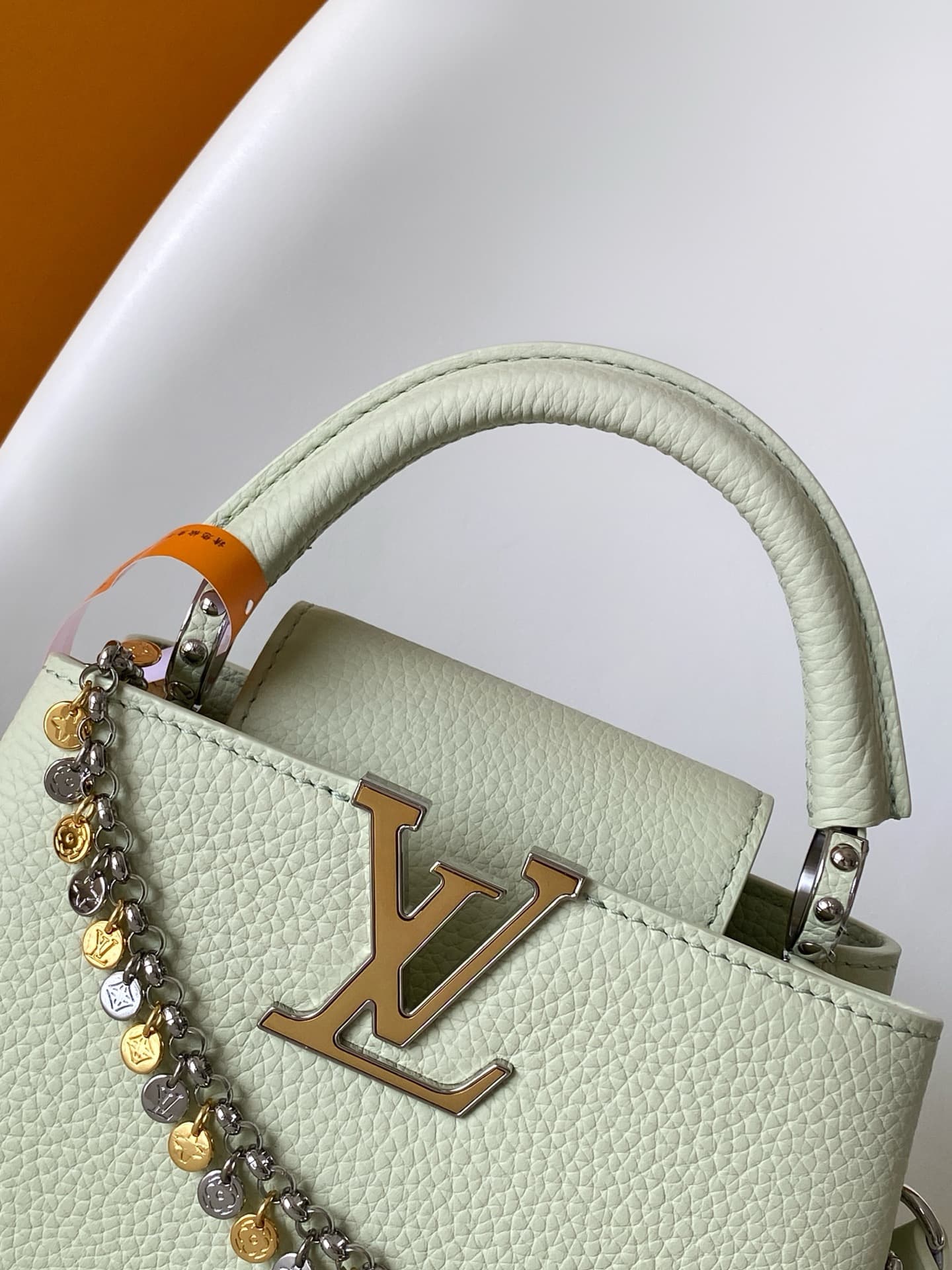 C5296 💰M28200 White M28304 Red M28245 Sand color M28198 Horizontal mint green M28197 Black premium original dynamic 163 This model Capucines mini handbag comes from the LV Confetti collection. Made from elegant Taurillon leather, it offers two stylish opt — image 5