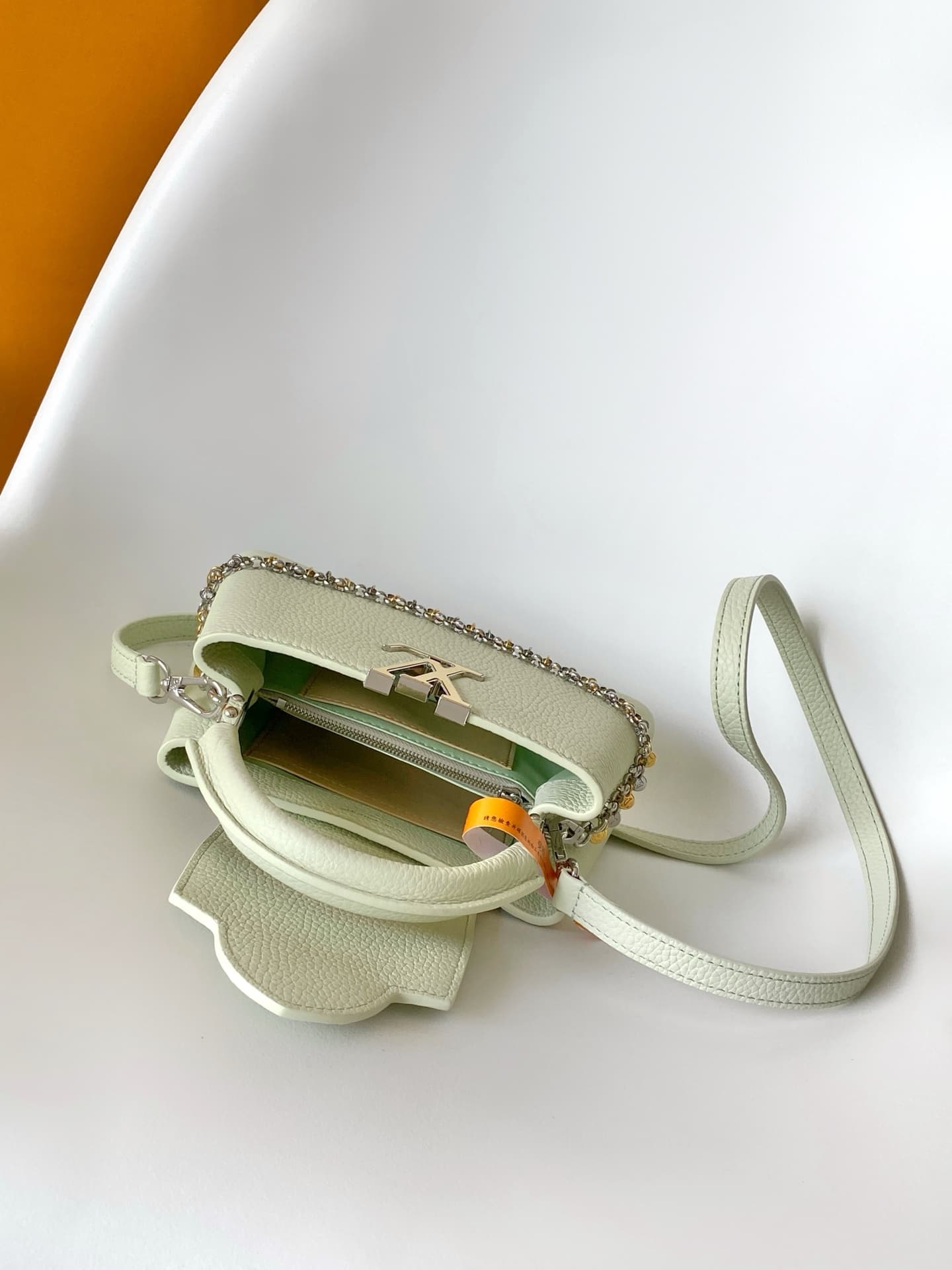 C5296 💰M28200 White M28304 Red M28245 Sand color M28198 Horizontal mint green M28197 Black premium original dynamic 163 This model Capucines mini handbag comes from the LV Confetti collection. Made from elegant Taurillon leather, it offers two stylish opt — image 8