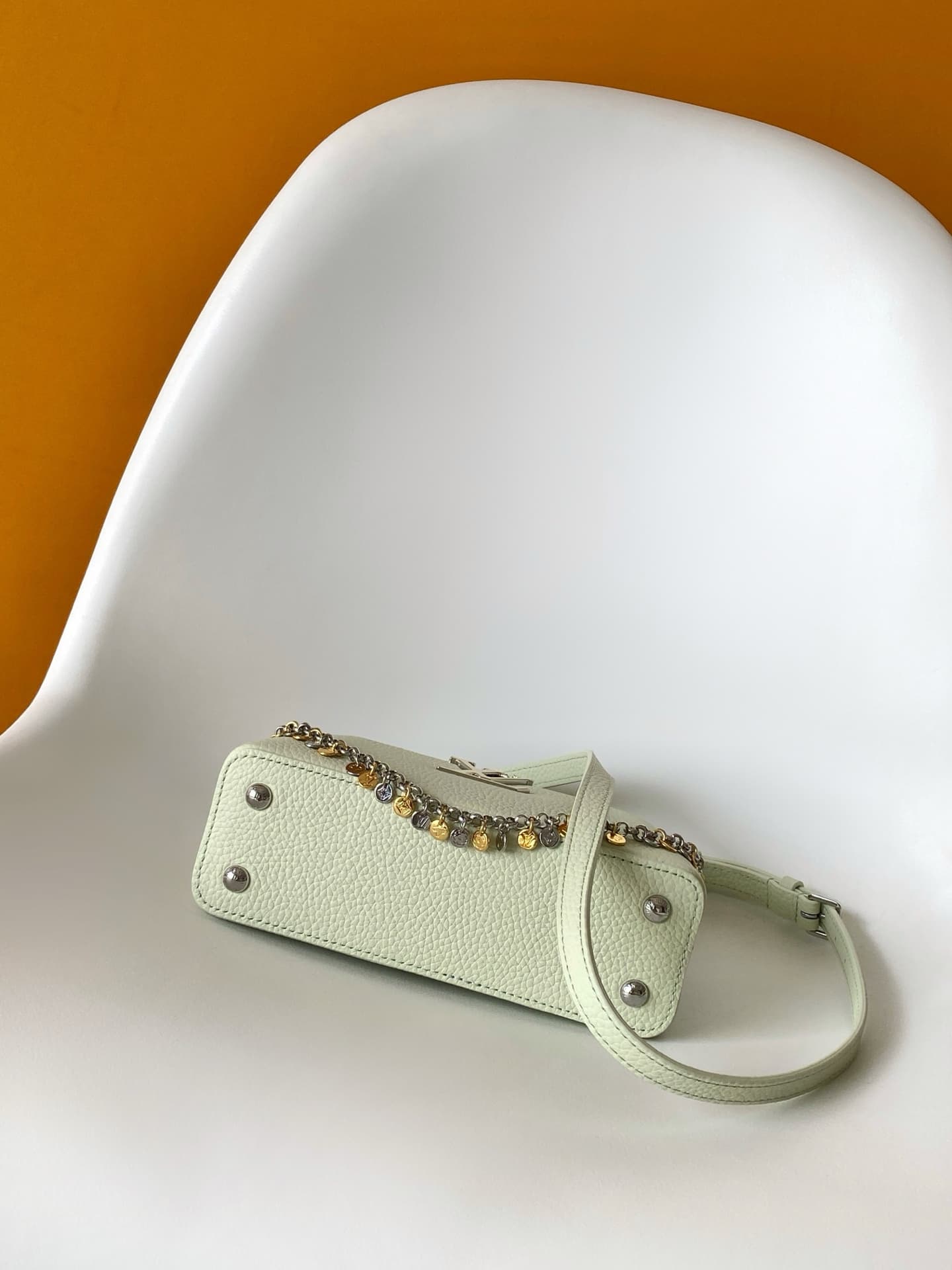 C5296 💰M28200 White M28304 Red M28245 Sand color M28198 Horizontal mint green M28197 Black premium original dynamic 163 This model Capucines mini handbag comes from the LV Confetti collection. Made from elegant Taurillon leather, it offers two stylish opt — image 4