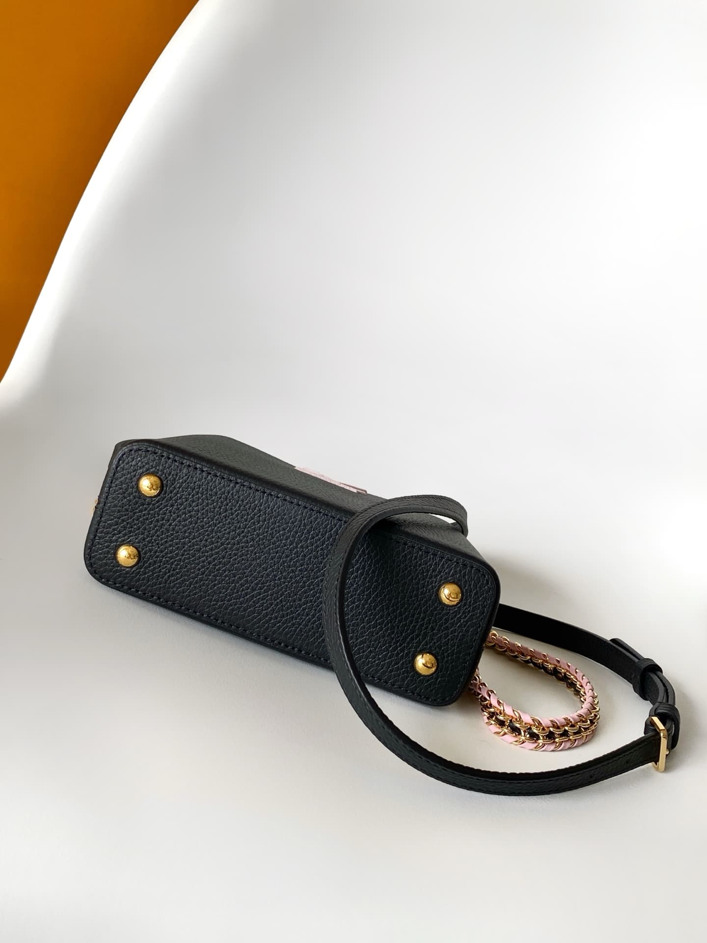 C5270 💰 M29439 Black; M28450 Beige; M29440 Gray; M28688 Brown; M28691 Bright Red; M29498 Horizontal Pink – Premium original style. Dynamic 163. This Capucines mini handbag features beautifully crafted braided chains and enamel Monogram floral decorations, — image 4
