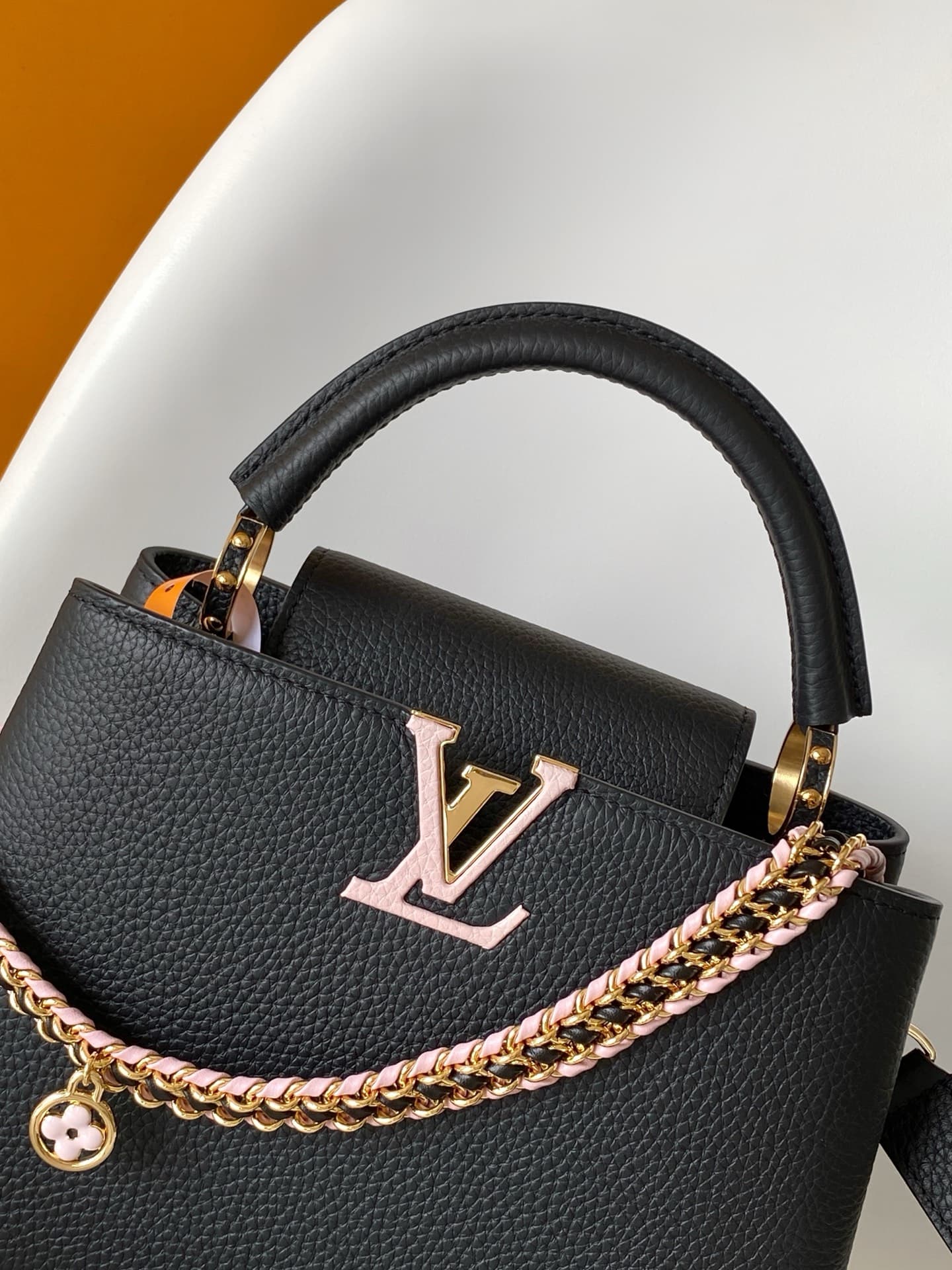 C5271 💰 M29439 Black; M28450 Beige; M29440 Gray; M28688 Brown; M28691 Bright Red; M29498 Horizontal Pink – Premium original style. Dynamic 163. This Capucines mini handbag features beautifully crafted braided chains and enamel Monogram floral decorations, — image 5