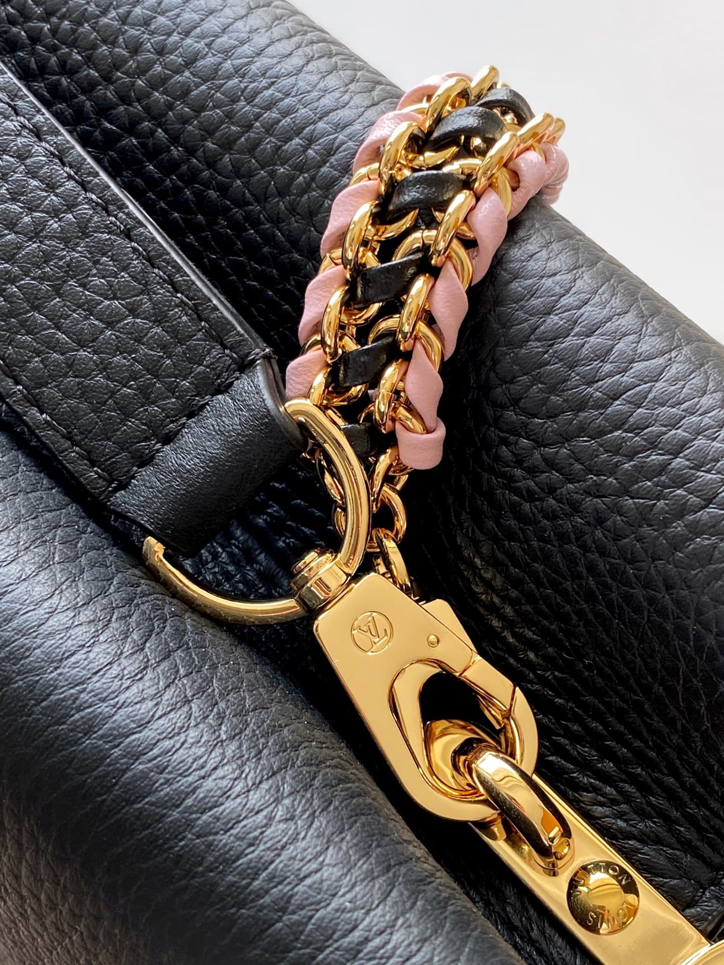 C5271 💰 M29439 Black; M28450 Beige; M29440 Gray; M28688 Brown; M28691 Bright Red; M29498 Horizontal Pink – Premium original style. Dynamic 163. This Capucines mini handbag features beautifully crafted braided chains and enamel Monogram floral decorations, — image 6