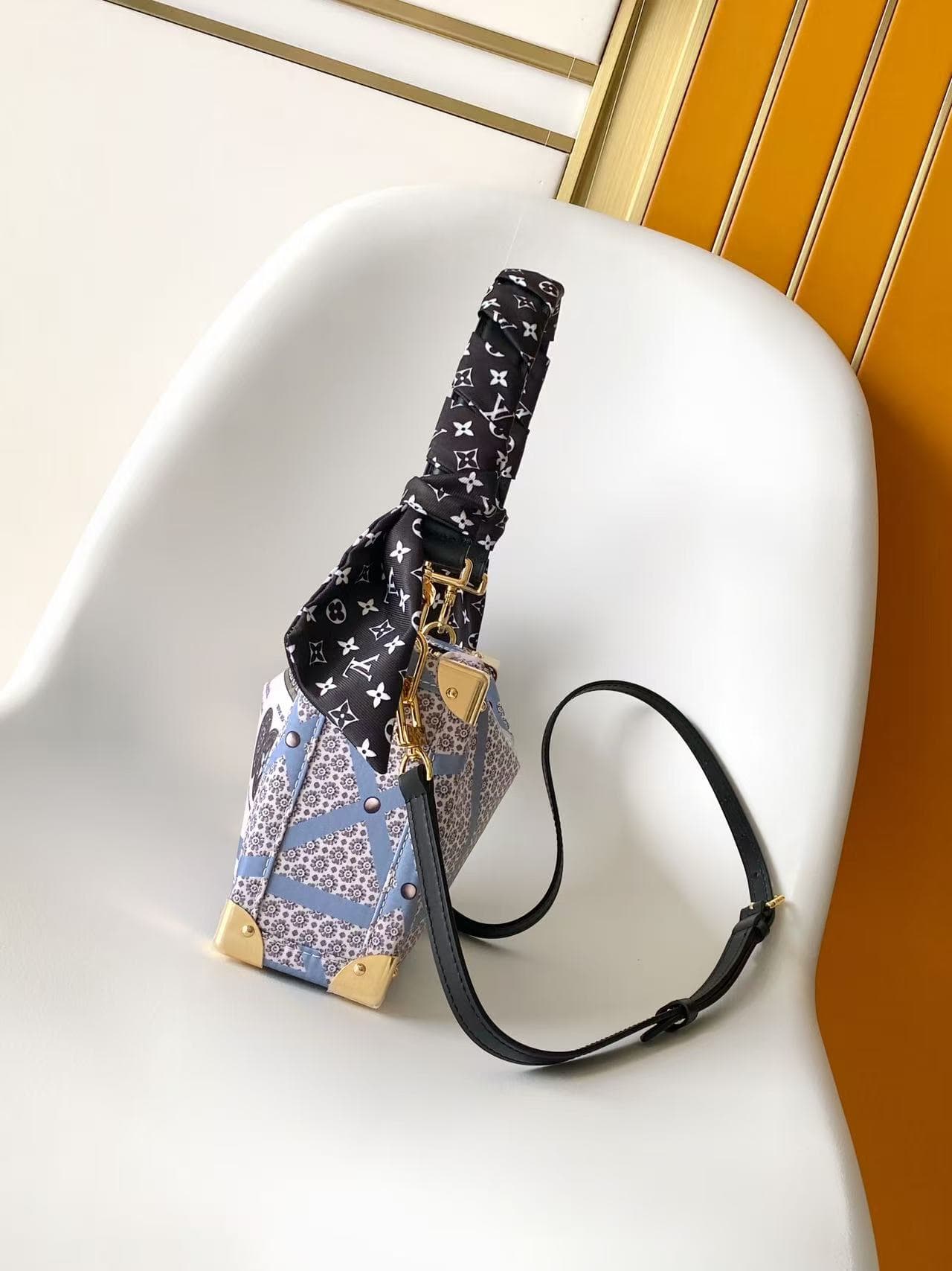 C5266 💰M28749 Premium original items. The dynamic 163 Side Trunk medium-sized bag belongs to the Inside LV animation series. This model features a variety of contrasting fabrics, highlighting the brand’s traditional hard shell design elements. The handle  — image 2