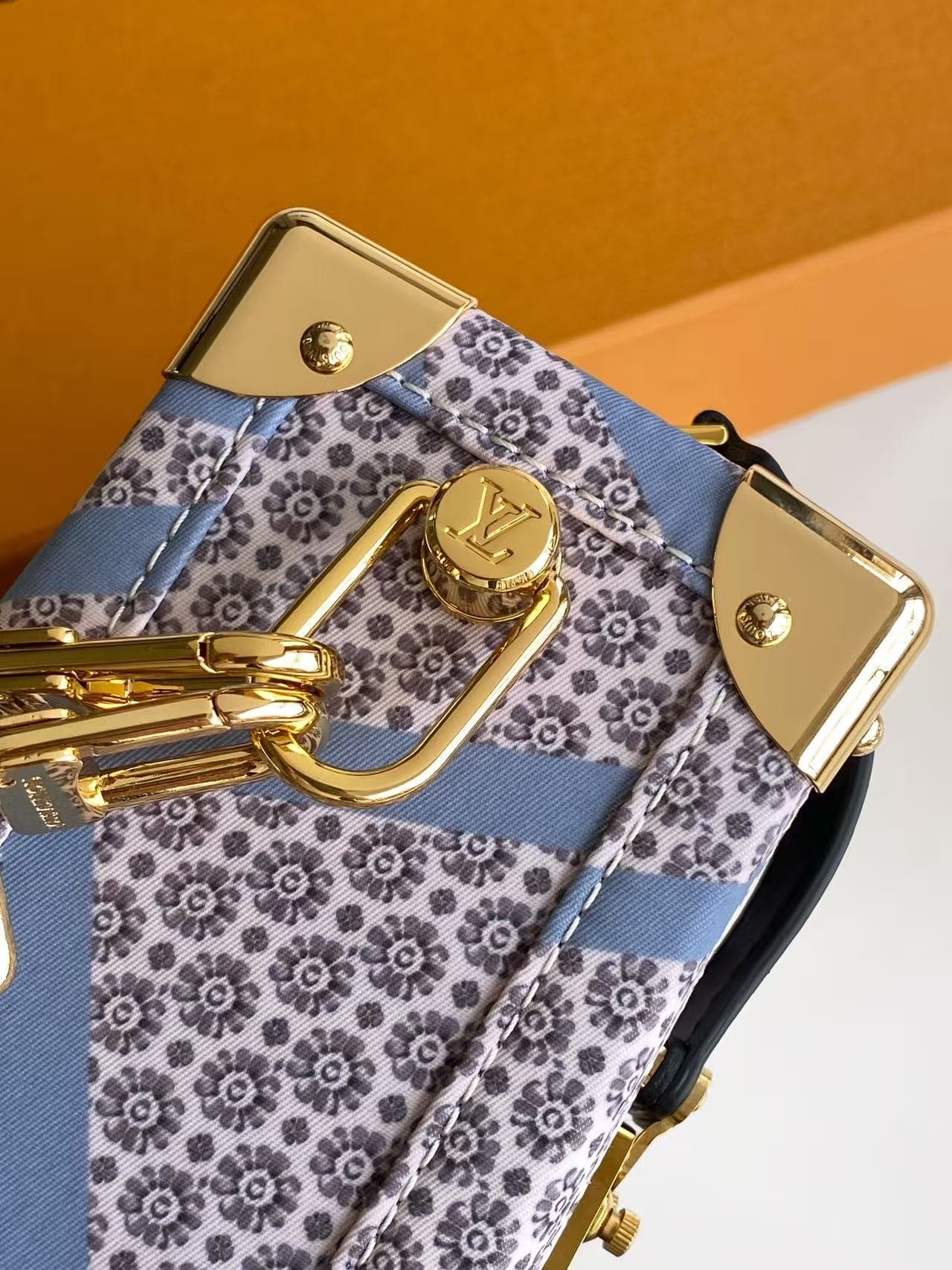 C5266 💰M28749 Premium original items. The dynamic 163 Side Trunk medium-sized bag belongs to the Inside LV animation series. This model features a variety of contrasting fabrics, highlighting the brand’s traditional hard shell design elements. The handle  — image 7