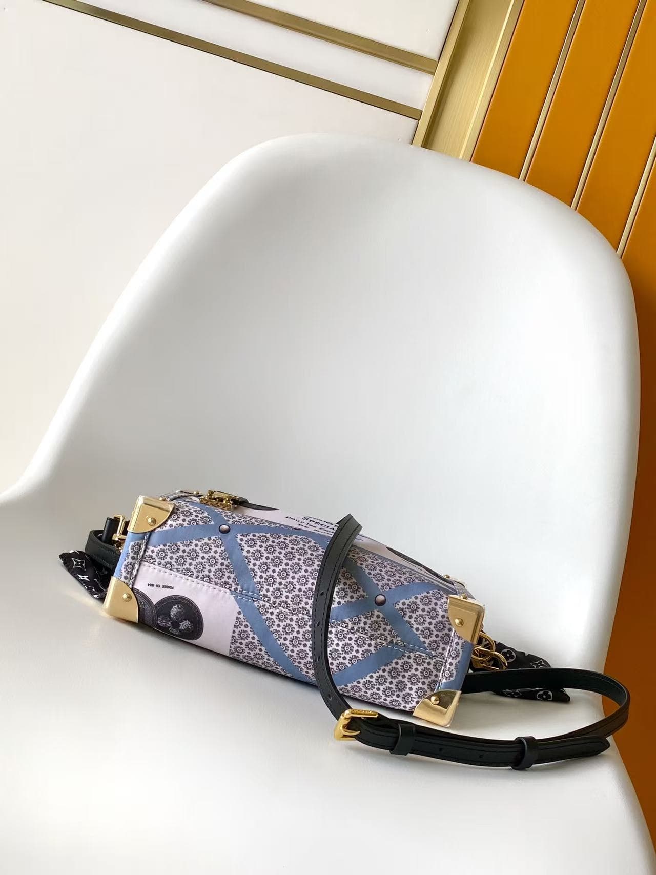C5266 💰M28749 Premium original items. The dynamic 163 Side Trunk medium-sized bag belongs to the Inside LV animation series. This model features a variety of contrasting fabrics, highlighting the brand’s traditional hard shell design elements. The handle  — image 4