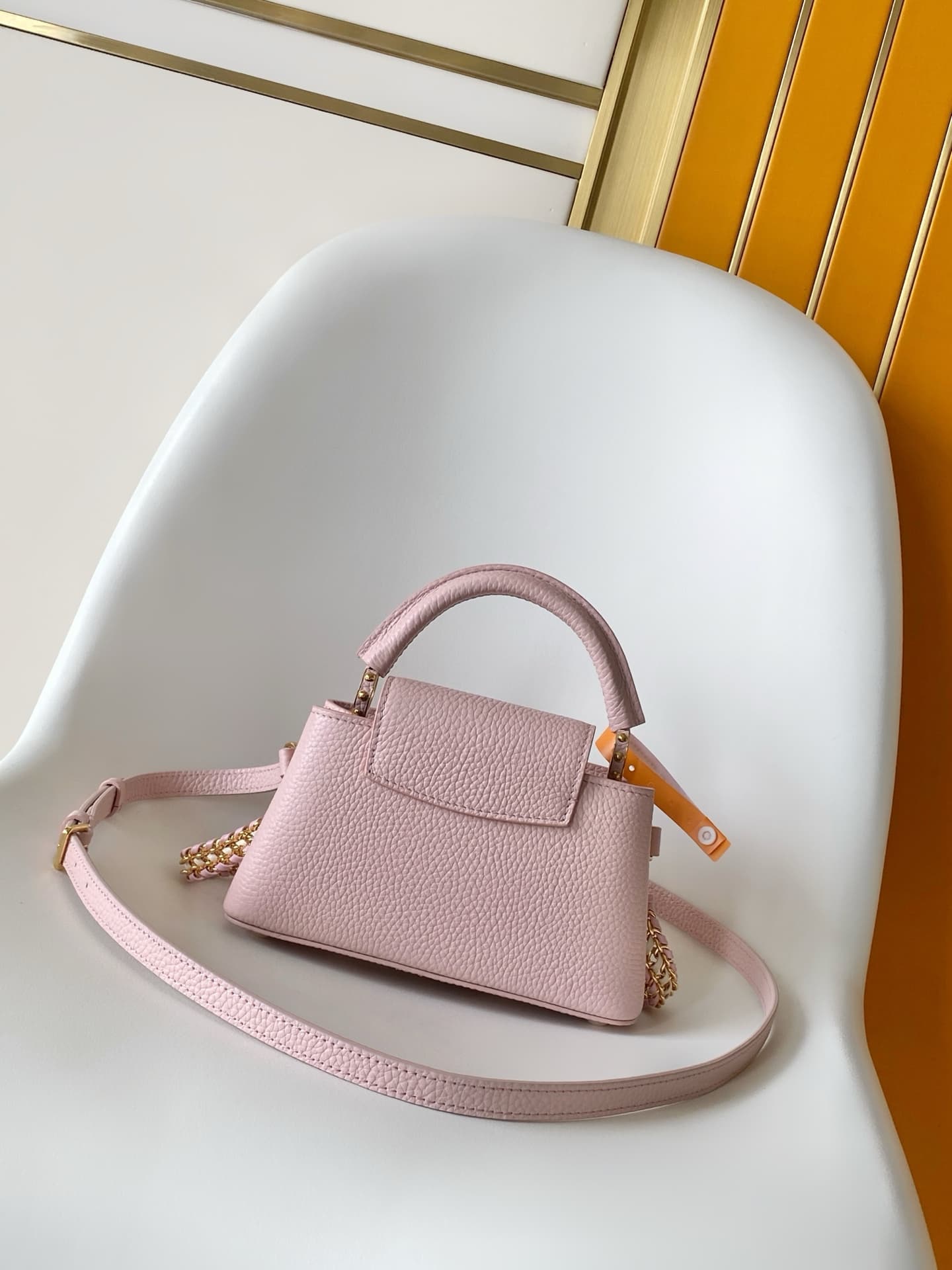 C5208 💰 M29439 Black; M28450 Beige; M29440 Gray; M28688 Brown; M28691 Bright Red; M29498 Pink – premium original style. The Capucines mini handbag features exquisite hand-woven chains and enamel Monogram floral decorations, highlighting the brand’s skille — image 3