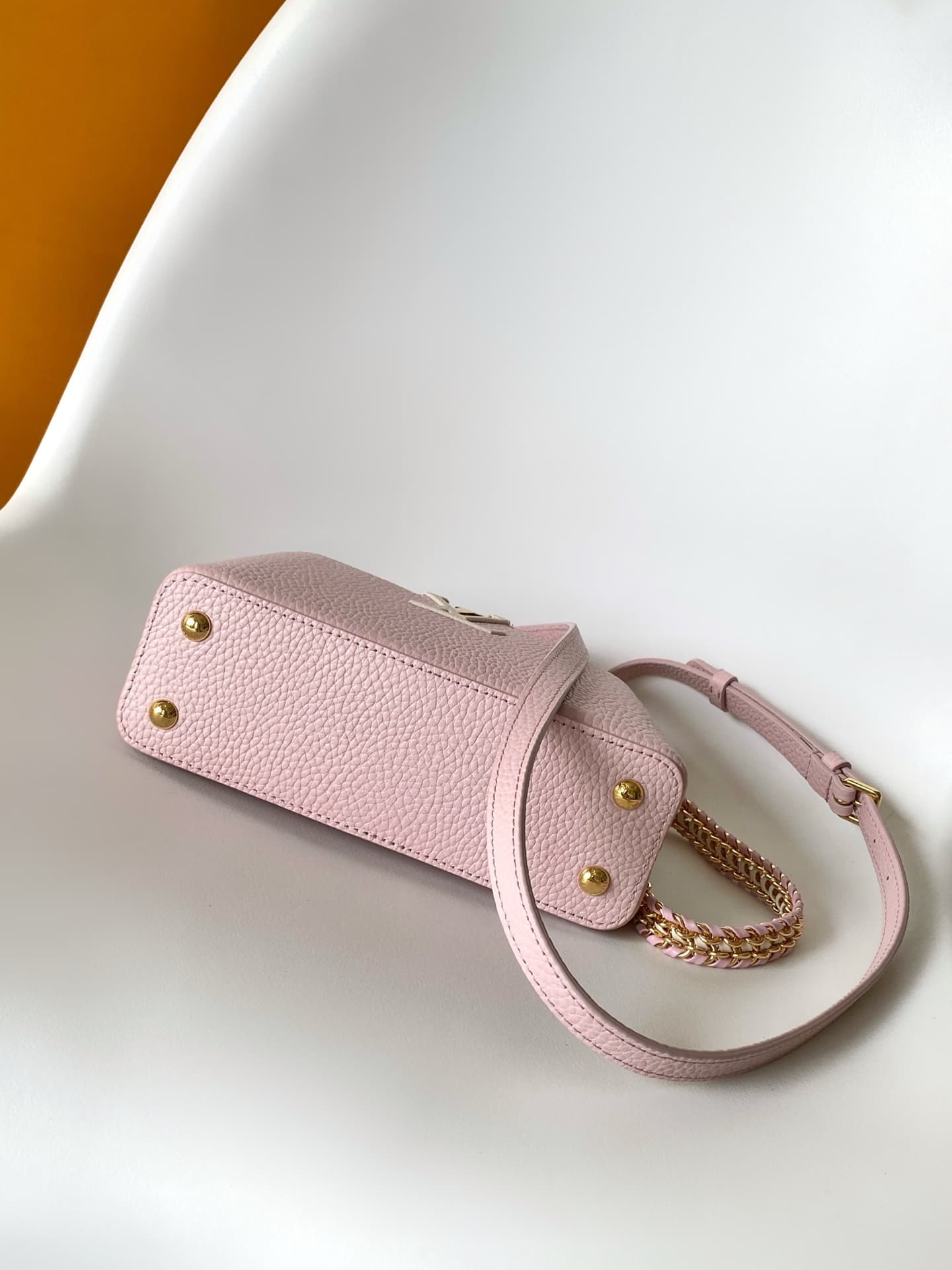 C5208 💰 M29439 Black; M28450 Beige; M29440 Gray; M28688 Brown; M28691 Bright Red; M29498 Pink – premium original style. The Capucines mini handbag features exquisite hand-woven chains and enamel Monogram floral decorations, highlighting the brand’s skille — image 4