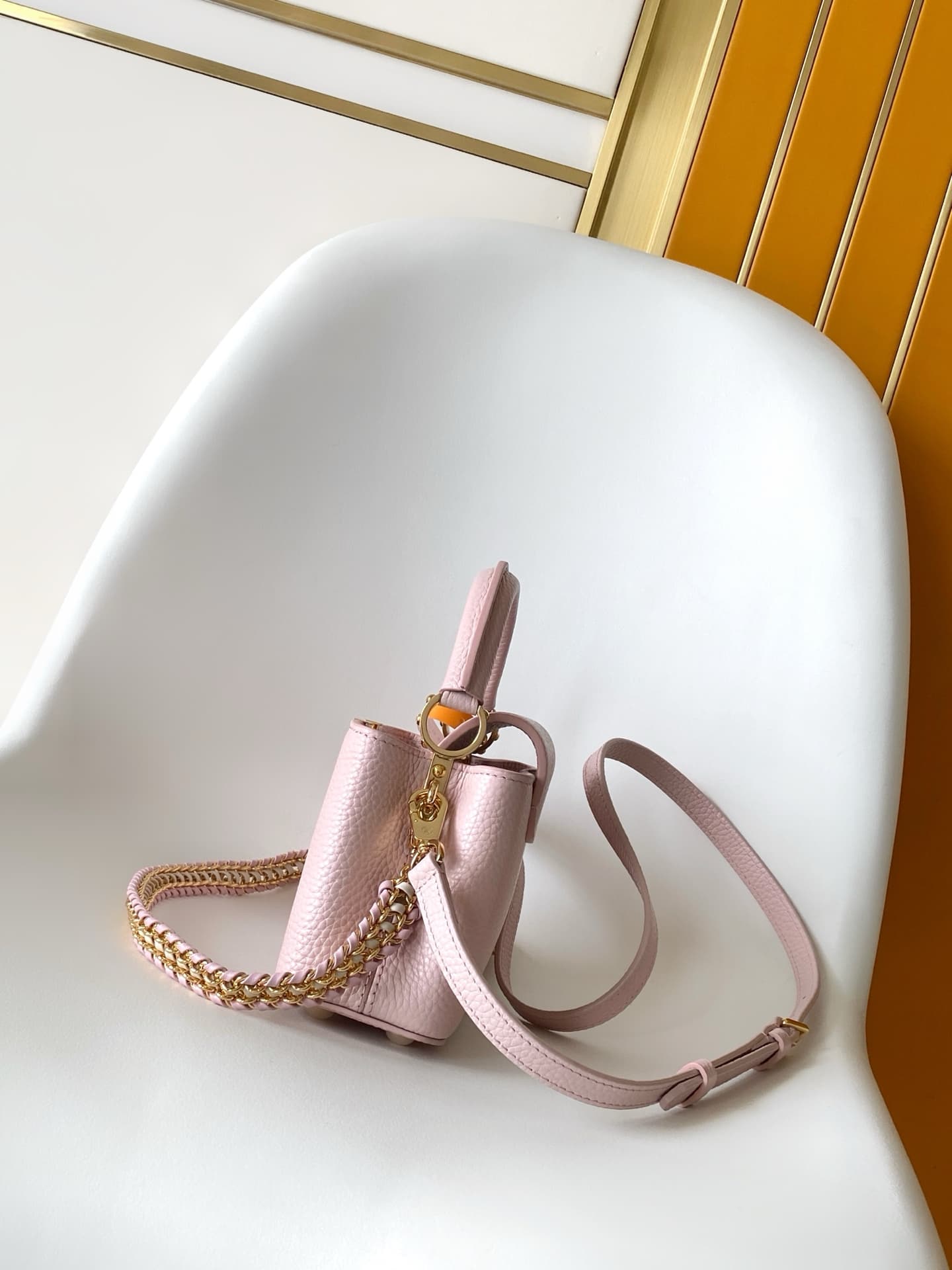 C5208 💰 M29439 Black; M28450 Beige; M29440 Gray; M28688 Brown; M28691 Bright Red; M29498 Pink – premium original style. The Capucines mini handbag features exquisite hand-woven chains and enamel Monogram floral decorations, highlighting the brand’s skille — image 2