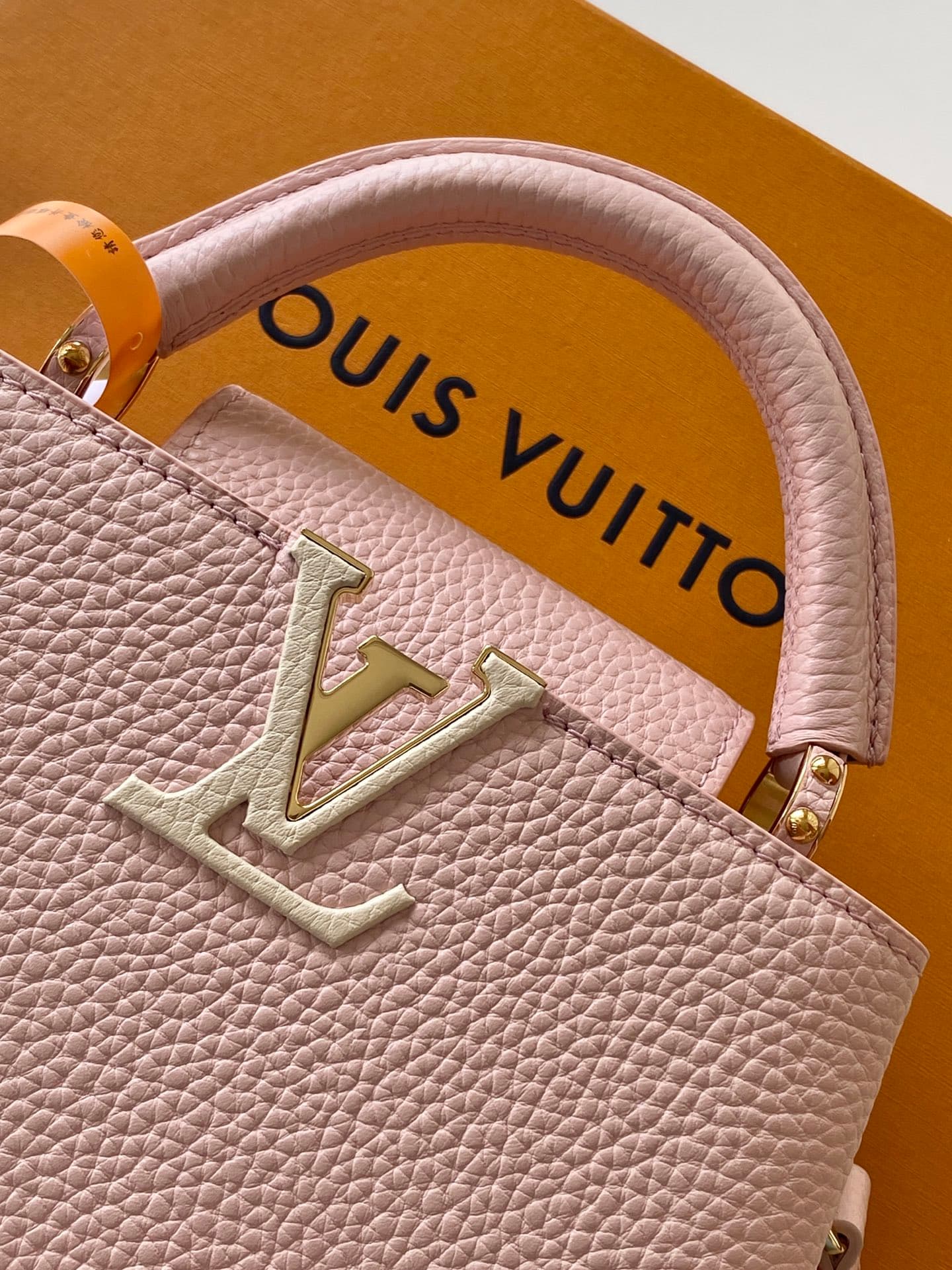 C5208 💰 M29439 Black; M28450 Beige; M29440 Gray; M28688 Brown; M28691 Bright Red; M29498 Pink – premium original style. The Capucines mini handbag features exquisite hand-woven chains and enamel Monogram floral decorations, highlighting the brand’s skille — image 5