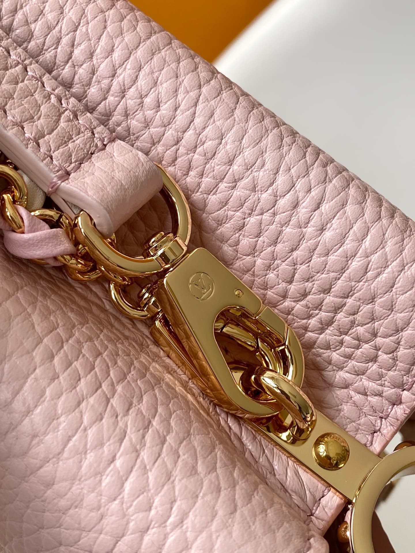 C5208 💰 M29439 Black; M28450 Beige; M29440 Gray; M28688 Brown; M28691 Bright Red; M29498 Pink – premium original style. The Capucines mini handbag features exquisite hand-woven chains and enamel Monogram floral decorations, highlighting the brand’s skille — image 6