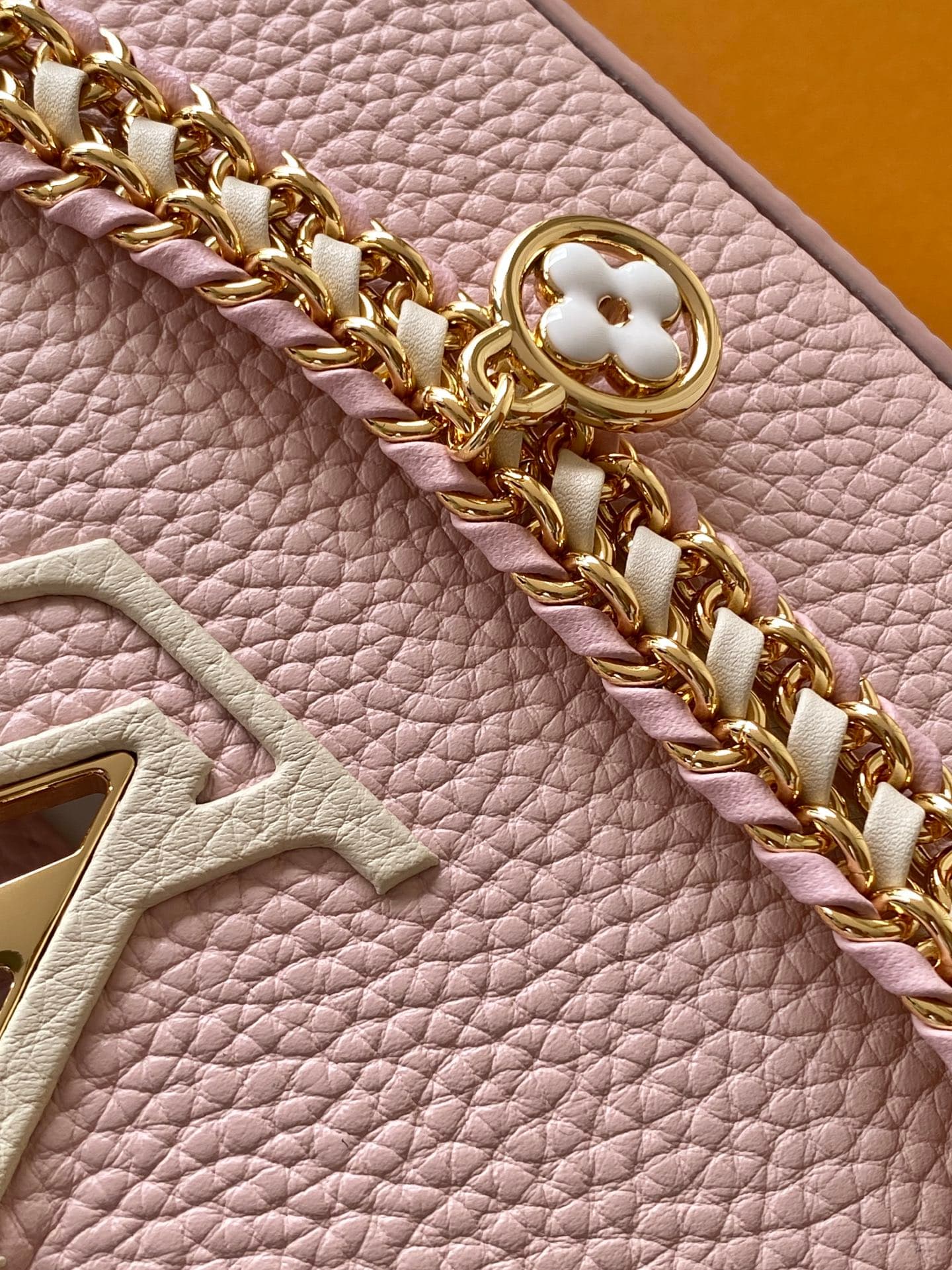 C5208 💰 M29439 Black; M28450 Beige; M29440 Gray; M28688 Brown; M28691 Bright Red; M29498 Pink – premium original style. The Capucines mini handbag features exquisite hand-woven chains and enamel Monogram floral decorations, highlighting the brand’s skille — image 7