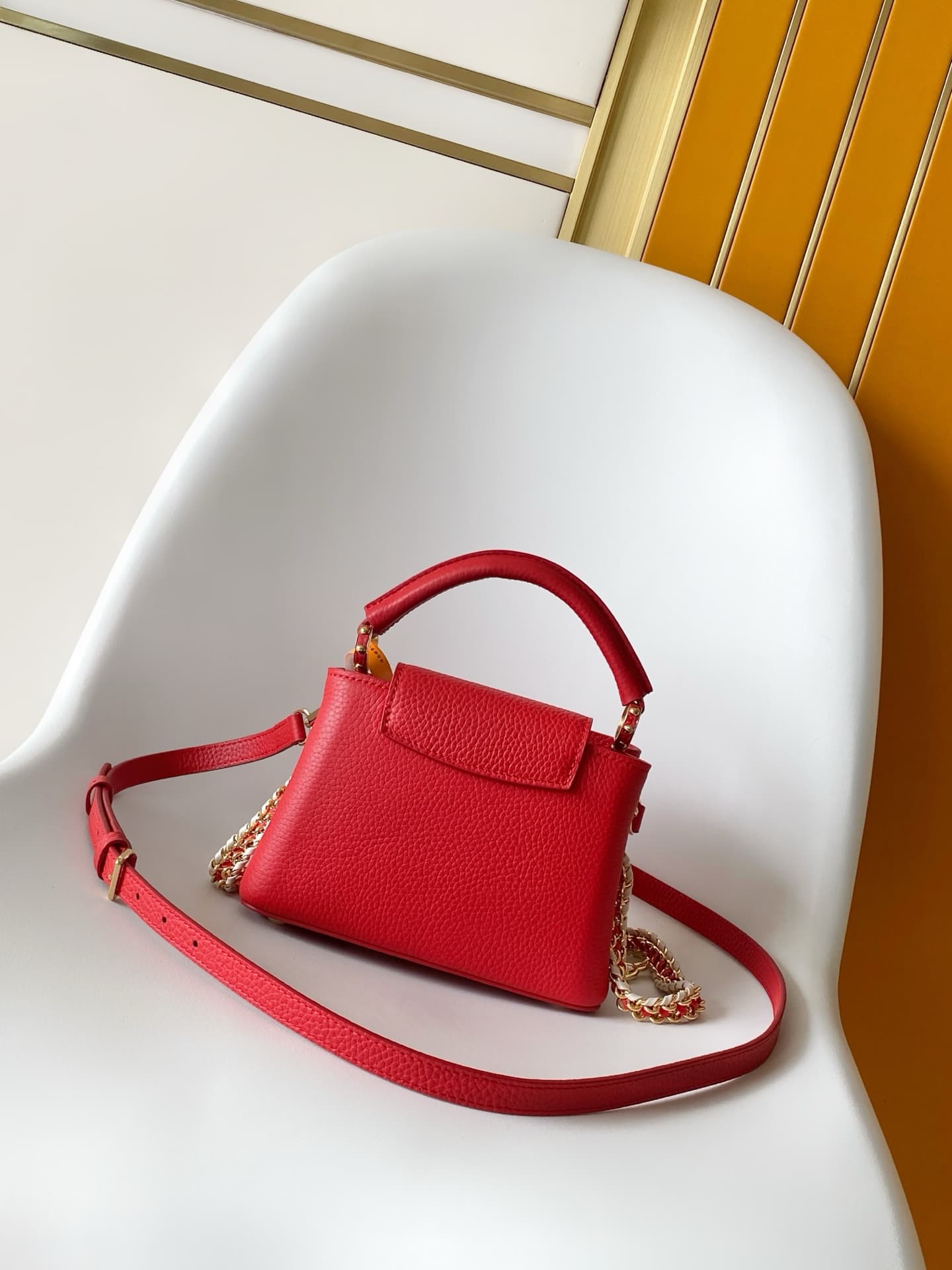 C5207 💰 M29439 Black; M28450 Beige; M29440 Gray; M28688 Brown; M28691 Bright Red; M29498 Pink – Premium original design. Dynamic 163. This Capucines mini handbag features exquisite handcrafted chain details and enamel Monogram floral decorations, highligh — image 3