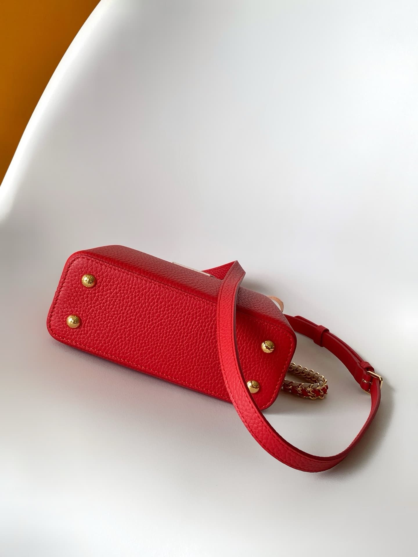 C5207 💰 M29439 Black; M28450 Beige; M29440 Gray; M28688 Brown; M28691 Bright Red; M29498 Pink – Premium original design. Dynamic 163. This Capucines mini handbag features exquisite handcrafted chain details and enamel Monogram floral decorations, highligh — image 4