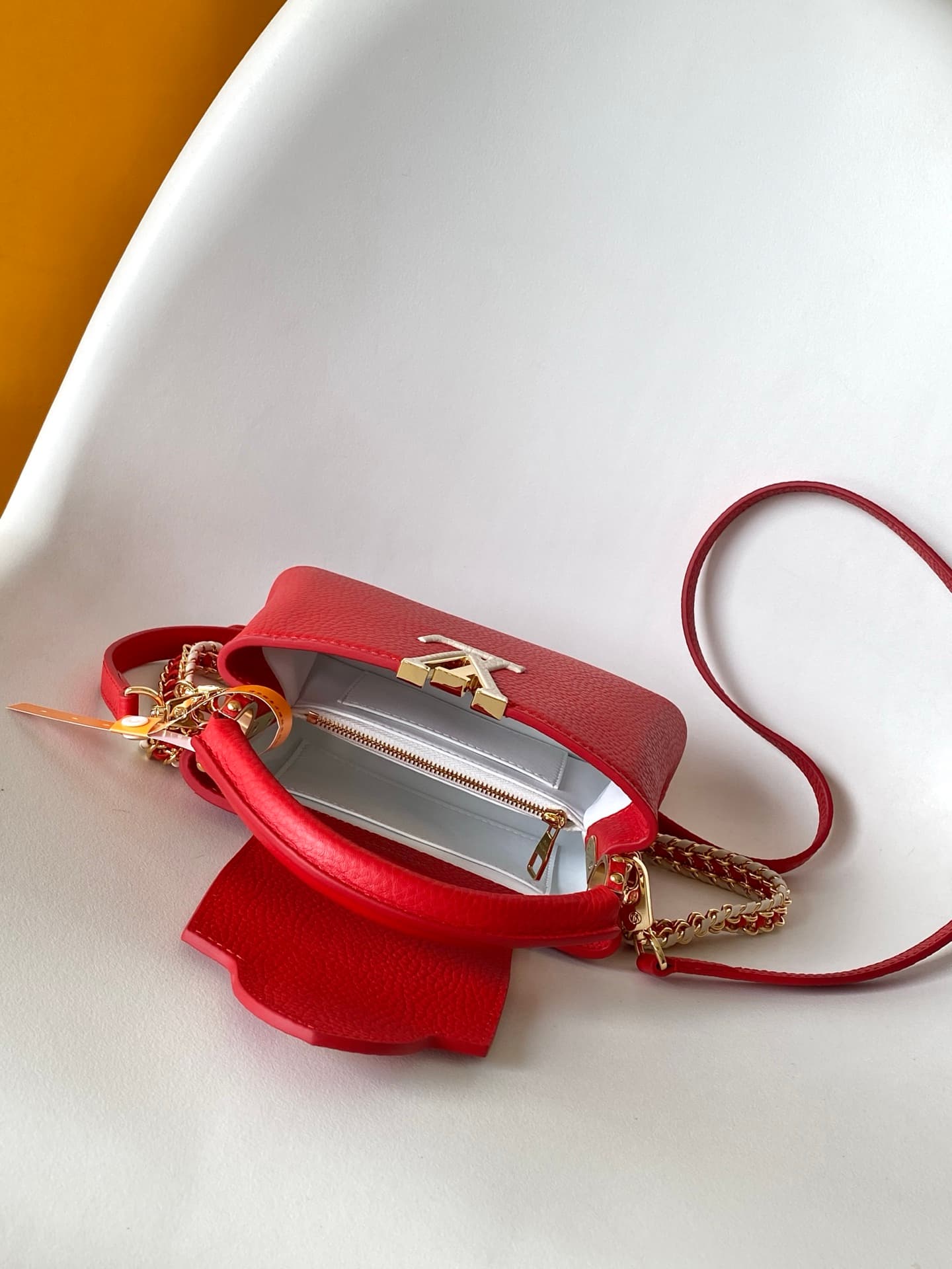 C5207 💰 M29439 Black; M28450 Beige; M29440 Gray; M28688 Brown; M28691 Bright Red; M29498 Pink – Premium original design. Dynamic 163. This Capucines mini handbag features exquisite handcrafted chain details and enamel Monogram floral decorations, highligh — image 8